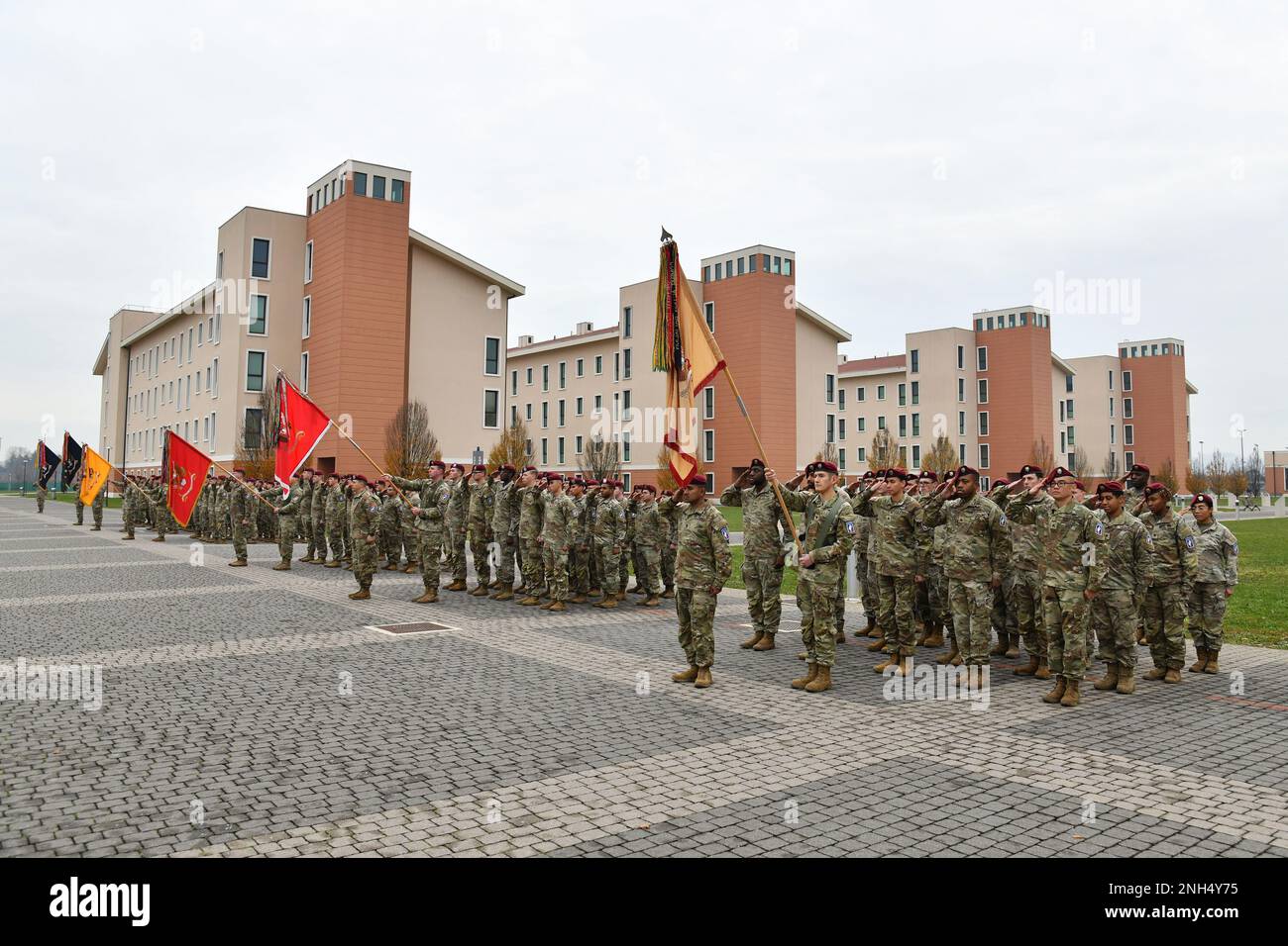 USA Fallschirmjäger, die der 173. Luftwaffenbrigade zugeteilt wurden, salutieren während der Zeremonie zur Aufgabe der Verantwortung in Caserma Del DIN, 14. Dezember 2022, Vicenza, Italien. Die 173. Brigade ist die USA Armee-Notfalleinsatztruppe in Europa, fähig, Einsatzkräfte überall in den USA zu projizieren Zuständigkeitsbereiche der Kommandos Europa, Afrika oder Zentralafrika. Stockfoto