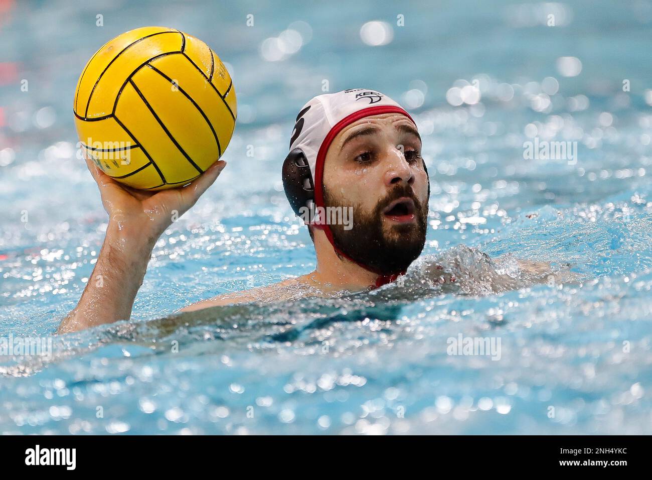 Belgrad, Serbien, 18. Februar 2023. Milos Cuk von VK Radnicki tritt beim len Water Polo Champions League-Spiel zwischen VK Radnicki und Olympiacos in Gradski Bazeni in Kragujevac, Serbien, an. 18. Februar 2023. Kredit: Nikola Krstic/Alamy Stockfoto