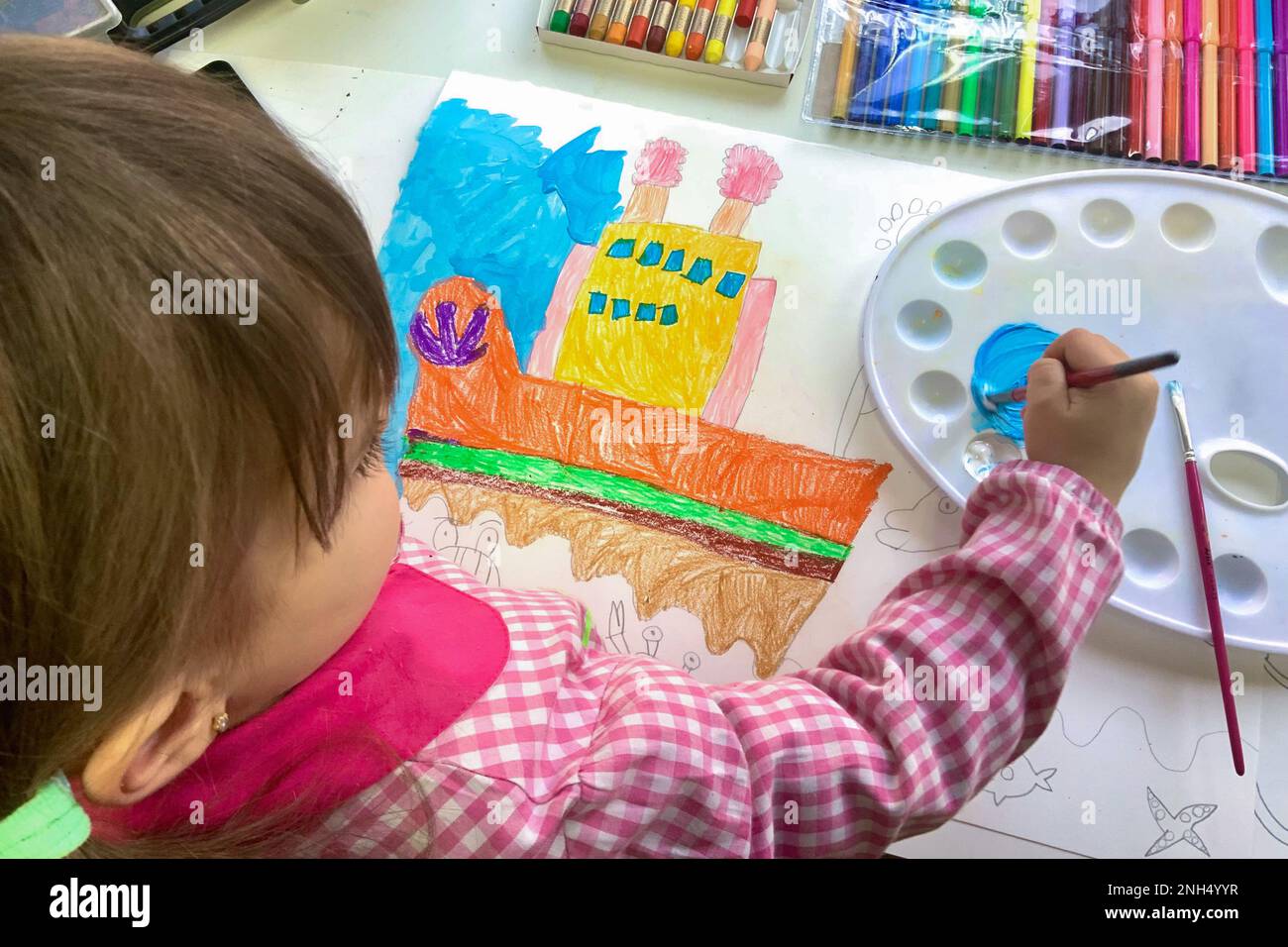 Junge Malerin während des Kunstunterrichts in der Schule Stockfoto