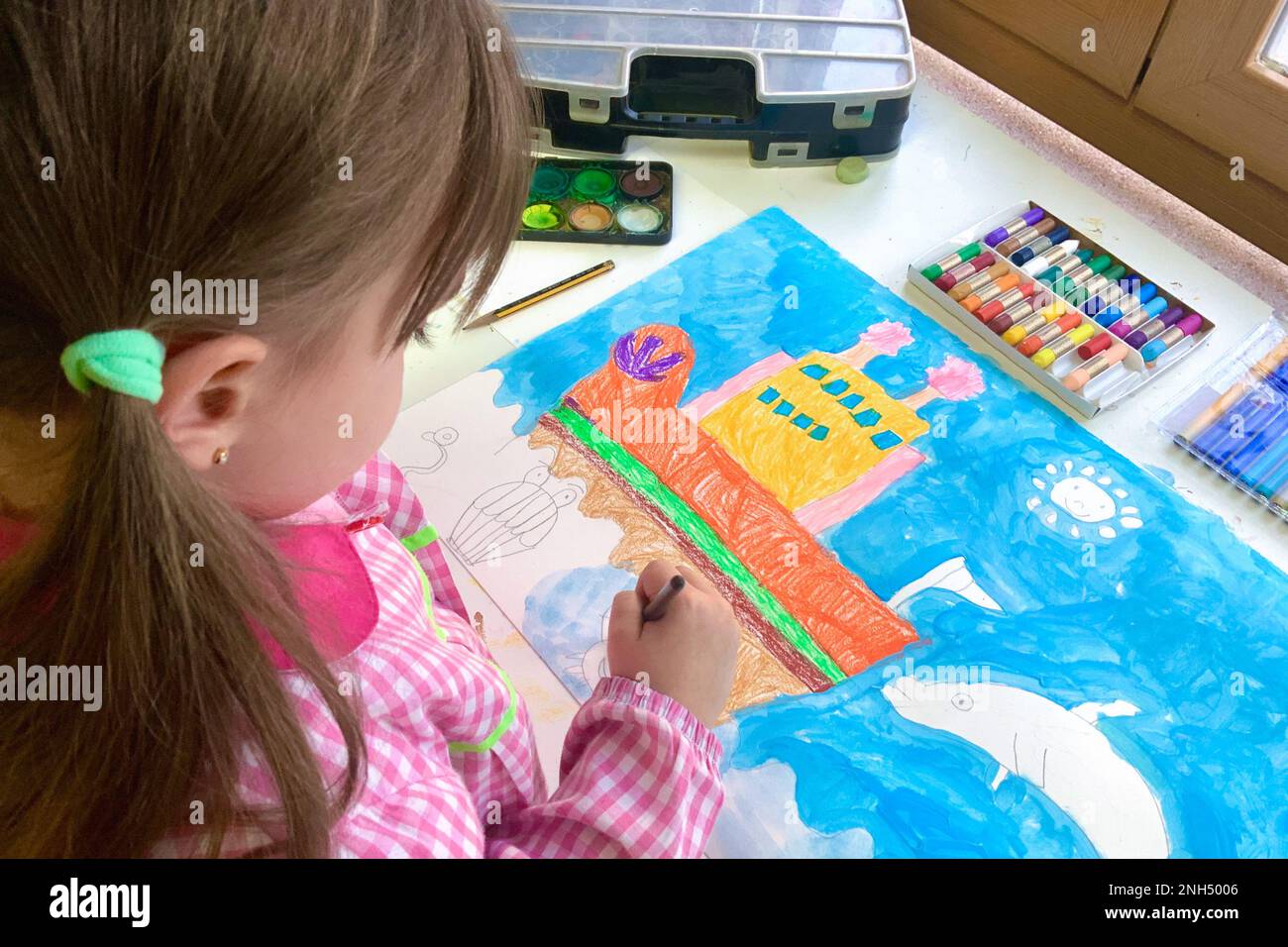 Junge Malerin während des Kunstunterrichts in der Schule Stockfoto