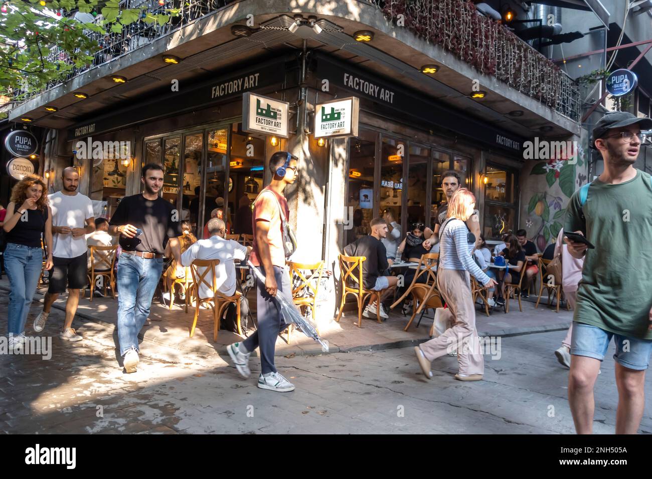 Fabrikkunst karakoy Café, Studenten Touristen Leute Straße Istanbul Karakoy Türkei Stockfoto