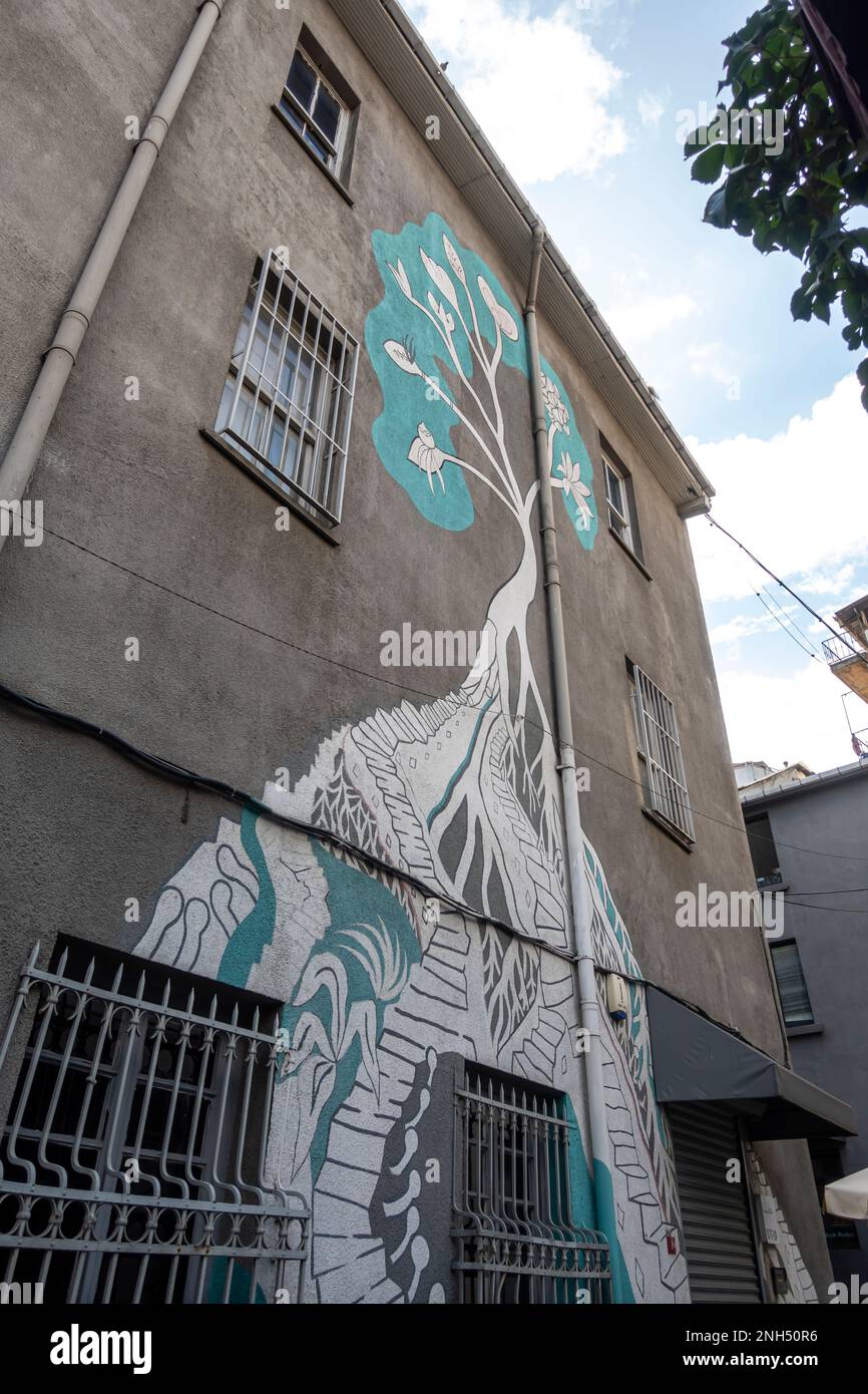 Wandgemälde der argentinischen Künstlerin Maria Bedoian „Enkelkinder, Wurzeln“ mit einem Turm von Babel und den Wurzeln eines Baumes, der mit Treppen verflochten ist Stockfoto