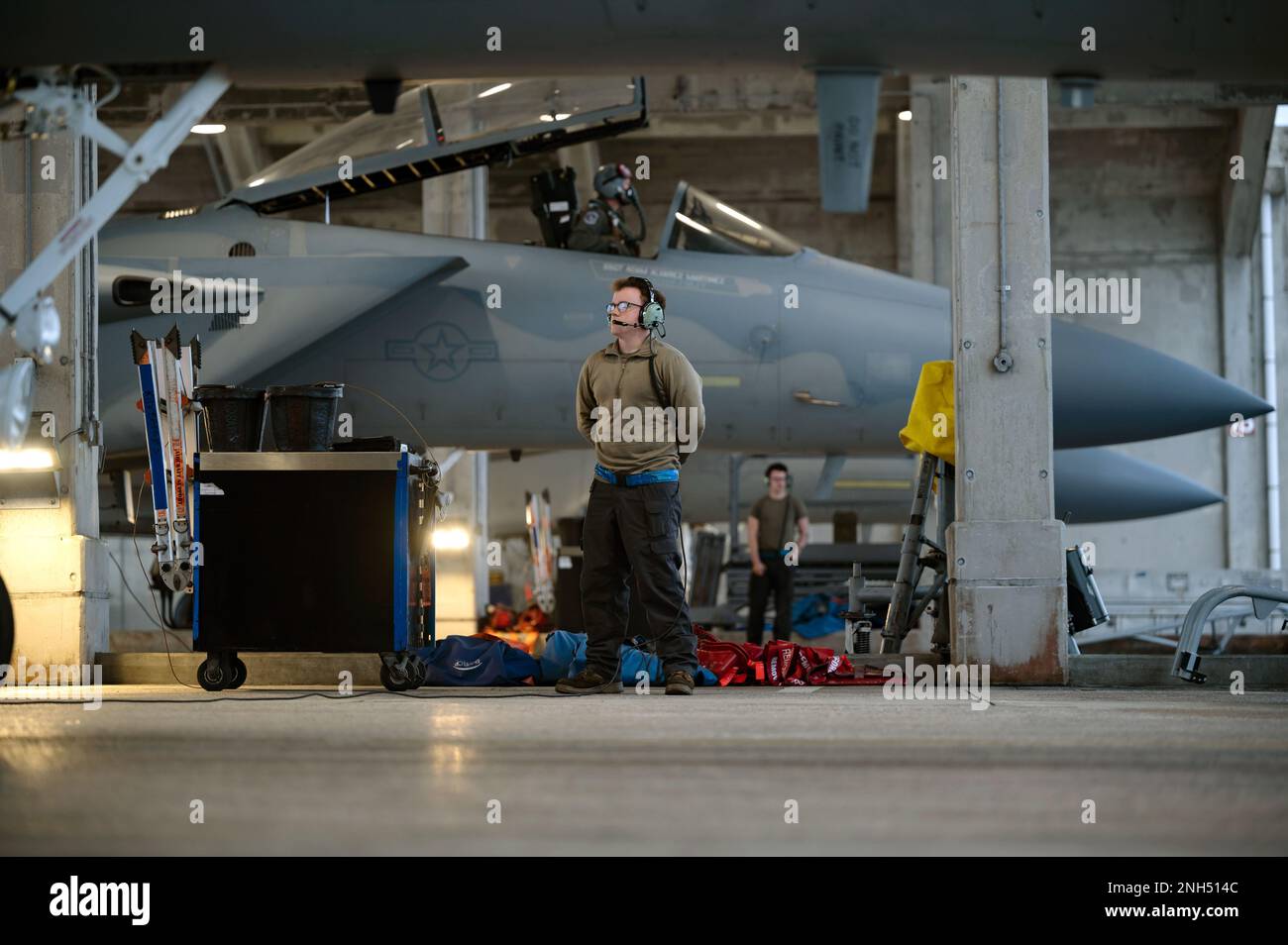 Airman 1. Class Aidan Steffey, 44. Aircraft Maintenance Unit Crew Chief, bereit für den Start eines F-15C Eagle am Kadena Air Base, Japan, 14. Dezember 2022. Die Besatzungschefs stellen sicher, dass die F-15s-Flotte des 18.-Flügels einsatzbereit ist, indem sie planmäßige Inspektionen, Funktionsprüfungen und vorbeugende Instandhaltung sowohl vor als auch nach Flügen durchführen. Stockfoto