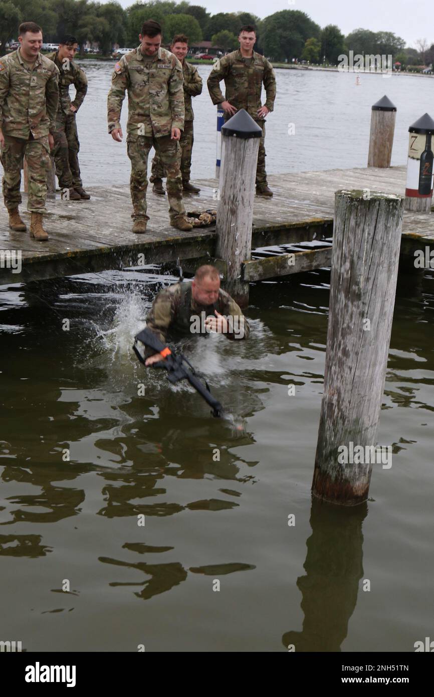 Soldaten der Wisconsin Army National Guard, die dem Infanterie-Regiment der Company A, 2-127, zugewiesen wurden, testen ihre Fähigkeiten während einer Trainingsveranstaltung zum Wasserüberleben im Kampf und zur Wasserrettung im Swift am 10. September auf dem Fox River in Oshkosh, Wisconsin. Brig. General Matthew J. Strub, Wisconsin's stellvertretender Generaladjutant für die Armee, erklärte, dass es bei diesem Ereignis, das durch die Unterstützung von Gemeinschaftspartnern ermöglicht wird, um die Überwindung von Widrigkeiten und die Bildung einer stärkeren Bindung als Einheit geht. (Wisconsin National Guard Foto von Staff Serg Stockfoto