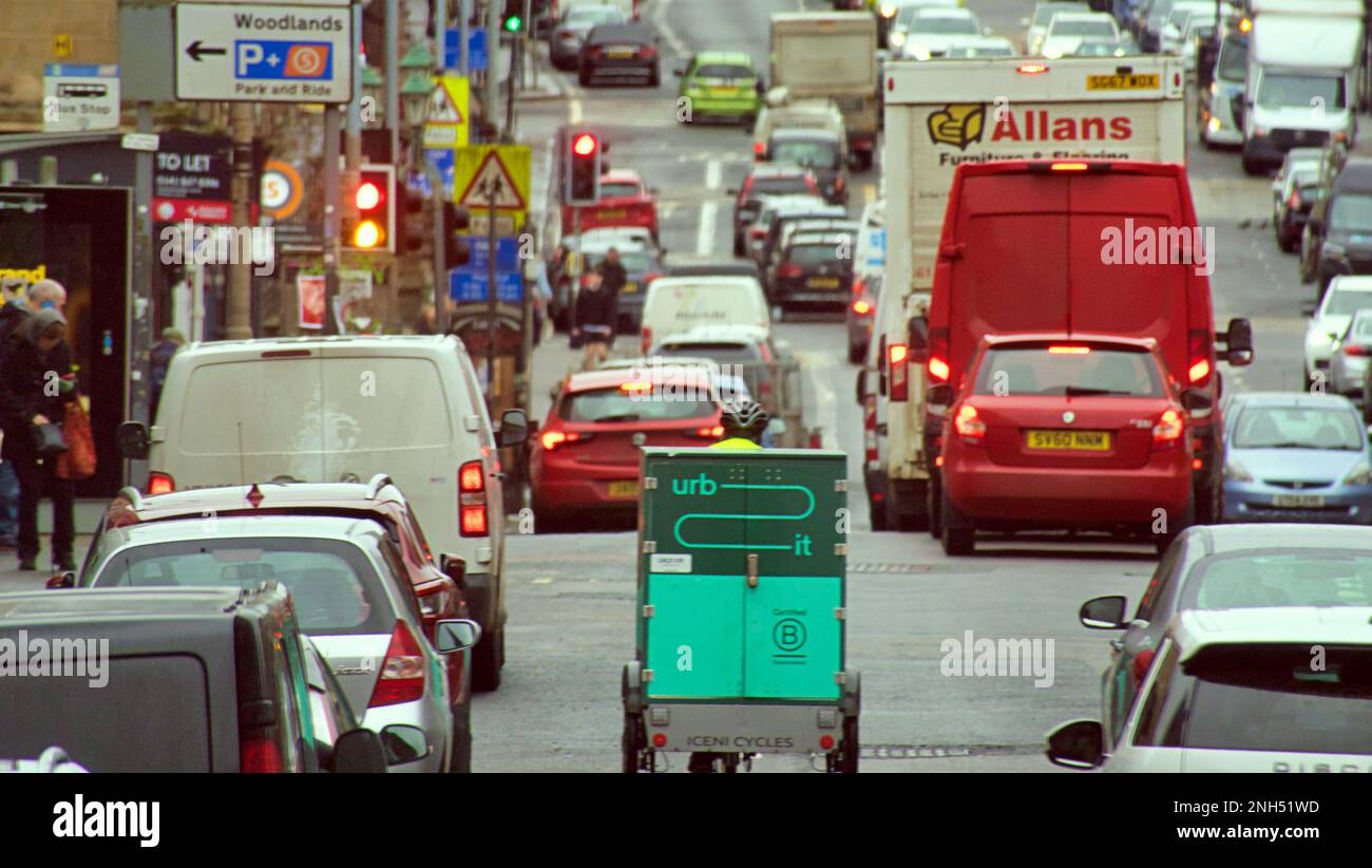 Starker Verkehr mit einem Fahrradkurier während der Hauptverkehrszeit der Great Western Road in Glasgow, Schottland, Großbritannien Stockfoto