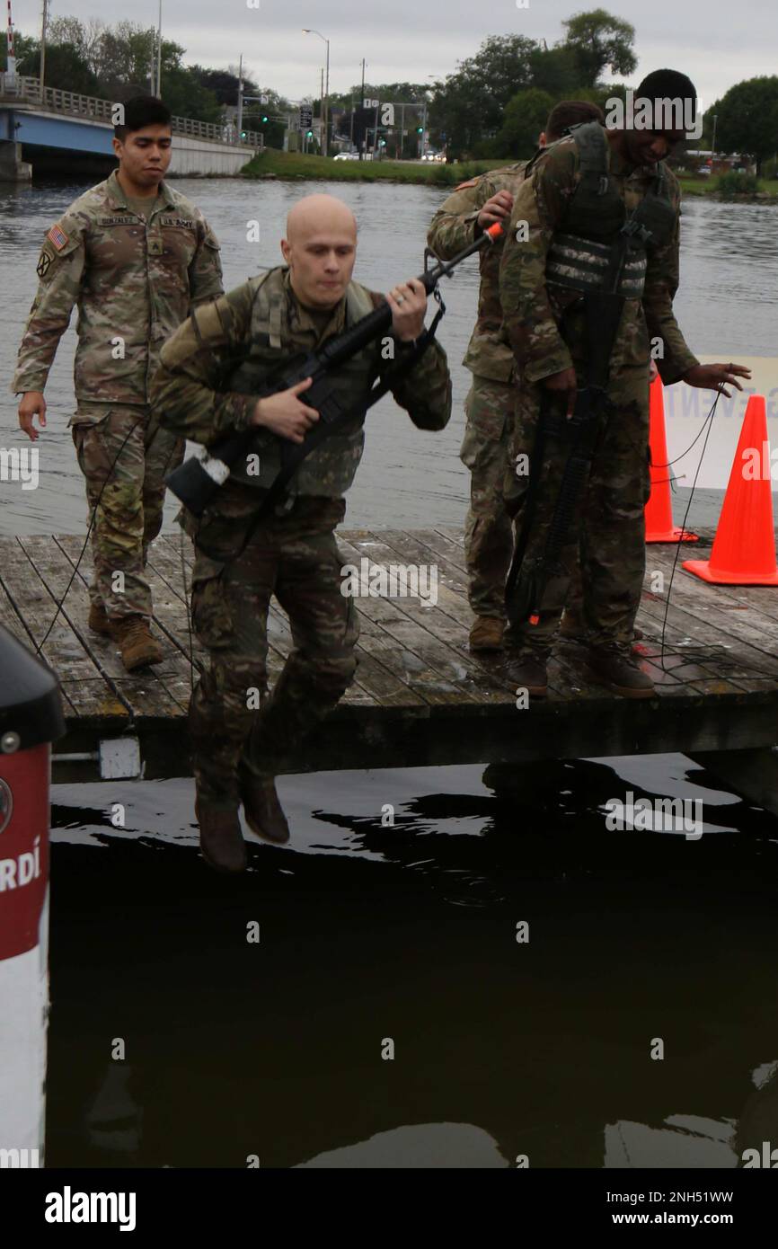 Soldaten der Wisconsin Army National Guard, die dem Infanterie-Regiment der Company A, 2-127, zugewiesen wurden, testen ihre Fähigkeiten während einer Trainingsveranstaltung zum Wasserüberleben im Kampf und zur Wasserrettung im Swift am 10. September auf dem Fox River in Oshkosh, Wisconsin. Brig. General Matthew J. Strub, Wisconsin's stellvertretender Generaladjutant für die Armee, erklärte, dass es bei diesem Ereignis, das durch die Unterstützung von Gemeinschaftspartnern ermöglicht wird, um die Überwindung von Widrigkeiten und die Bildung einer stärkeren Bindung als Einheit geht. (Wisconsin National Guard Foto von Staff Serg Stockfoto