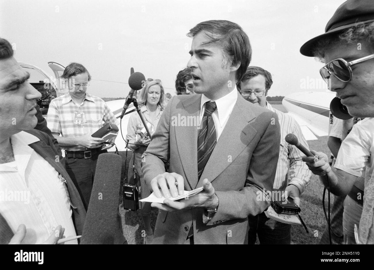 Der kalifornische Gouverneur Jerry Brown kommt mit einem kleinen Flugzeug nach Plains, Georgia, um Jimmy Carter und Walter Mondale zu treffen. Stockfoto