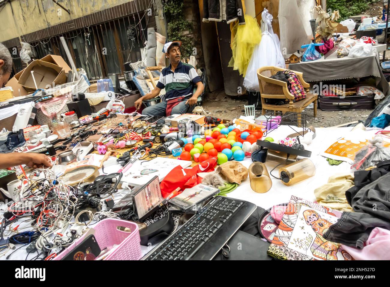 Verkäufer auf dem Second Hand Street Market in Dolapdere Beyoğlu Istanbul Türkei Stockfoto