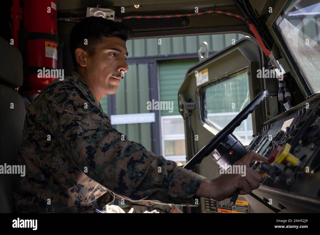 USA Marinekorps Sergeant Juan Sanchez, ein Kraftfahrzeugbetreiber des Combat Logistics Battalion 453, 4. Marine Logistics Group, Marine Forces Reserve, führt eine voroperative Inspektion eines Medium Tactical Vehicle Replacement durch, das dem Marine Corps Prepositioning Program-Norway in Trondheim, Norwegen, am 20. Juni 2022 zugewiesen wurde. Reserve Marines von 4. MLG, 4. Marine Division und 4. Marine Aircraft Wing bilden zusammen das Personal Temporary Augmentee Program Norway, das Wartungsunterstützung für die MCPP-N-Fahrzeuge bereitstellte. Sanchez stammt aus Rusk, Texas, und bohrt mit CLB-453 in Texarkan Stockfoto