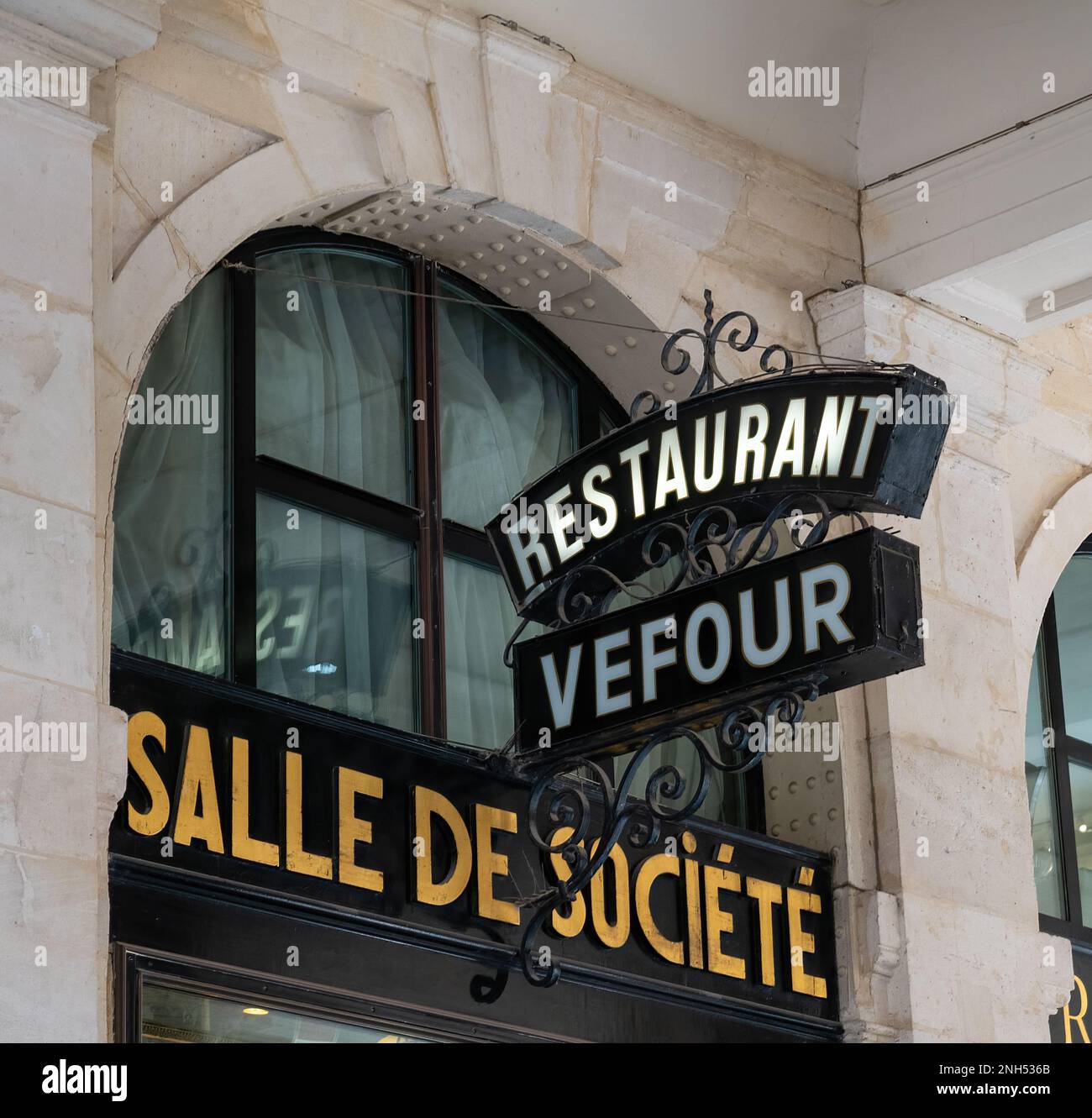 Vefour-Schild, ein berühmtes Restaurant im Palais Royal Viertel Stockfoto