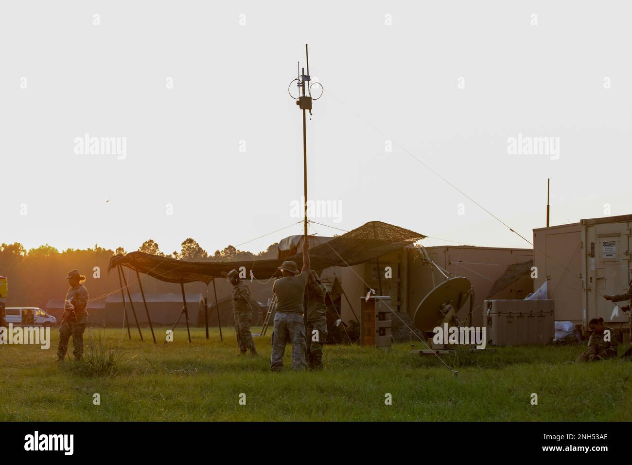 Soldaten der Georgia Army National Guard, die dem 148. Brigaden-Stützbataillon zugeteilt sind, richten eine Kommunikationsschnittstelle für die Antenne von Nachhaltigkeits-Informationssystemen (CAISI) ein, 20. Juni 2022, während sie XCTC 22-05 in Fort Stewart, Georgia, unterstützen Stockfoto