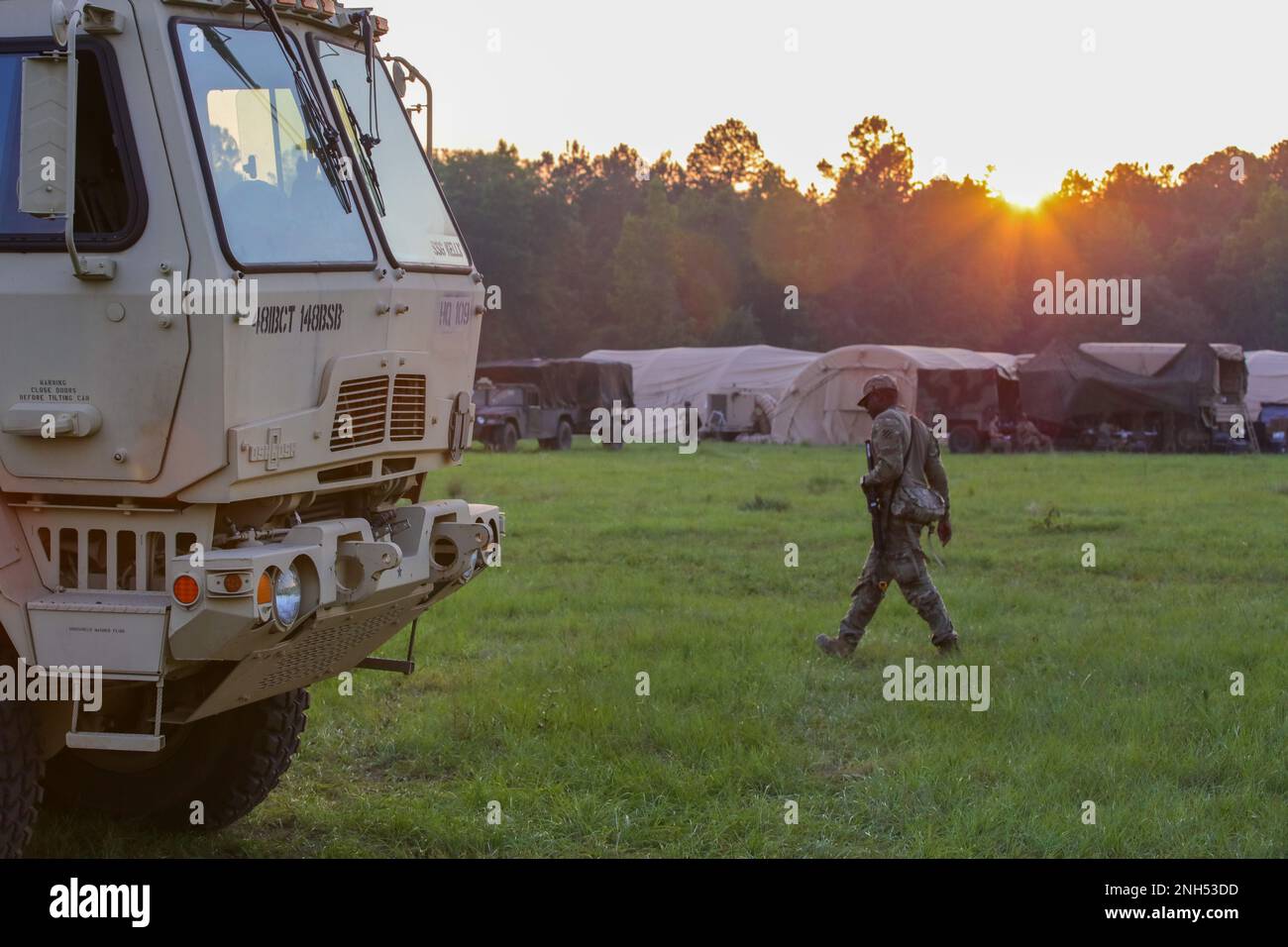 Ein Soldat der Georgia Army National Guard, dem 148. Brigaden-Stützbataillon, 48. IBCT, zugewiesen, geht durch das Brigaden-Stützgebiet am 20. Juni 2022 und unterstützt XCTC 22-05 in Fort Stewart, Georgia Stockfoto