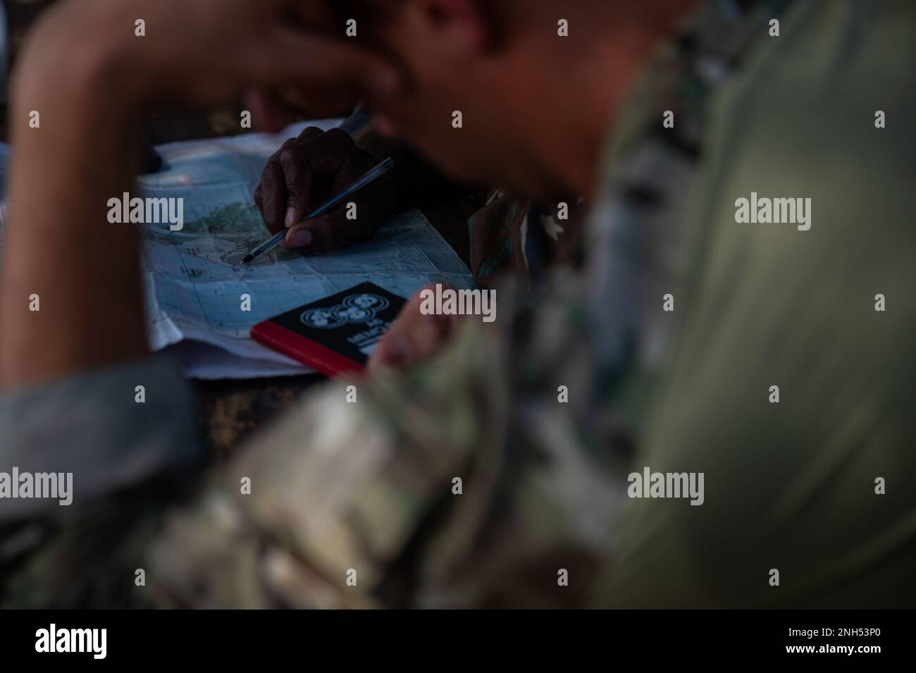 Die Mitglieder der Malawian Maritime Force werden von einer US-amerikanischen Marine in der richtigen Planung vor der Mission unterrichtet Operational Detachment Alpha (ODA)-Team während eines Joint Combined Exchange Training (JCET) in Monkey Bay, Malawi, 20. Juni 2022. JCETS verbessert die Beziehungen der USA zu Partnerländern durch den Aufbau und die Aufrechterhaltung kritischer Verbindungen zwischen Militär und Militär sowie durch die Verbesserung der gemeinsamen Bereitschaft und Interoperabilität der Verbündeten. Stockfoto