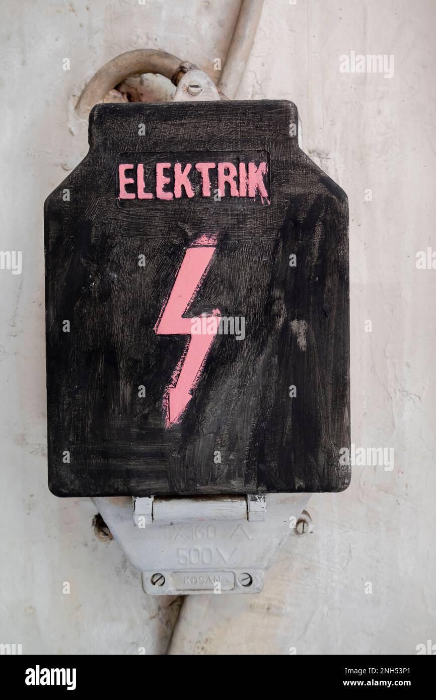 Elektrik - Stromschild mit Beleuchtung - Warnkastenschild Stromgefahr Istanbul Türkeimwand Stromnetz Stockfoto