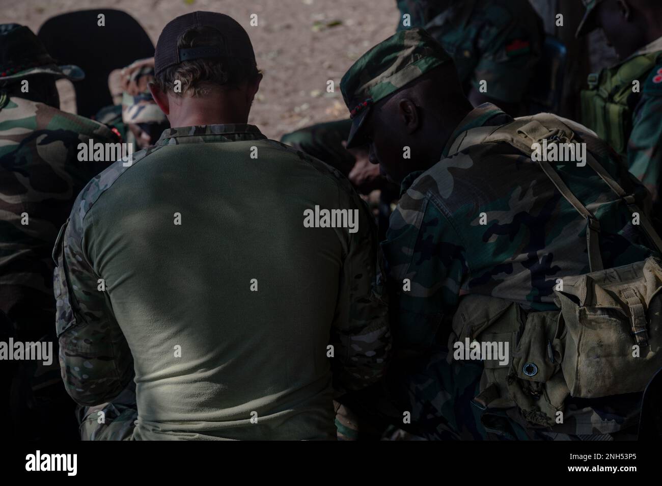 Die Mitglieder der Malawian Maritime Force werden von einer US-amerikanischen Marine in der richtigen Planung vor der Mission unterrichtet Operational Detachment Alpha (ODA)-Team während eines Joint Combined Exchange Training (JCET) in Monkey Bay, Malawi, 20. Juni 2022. JCETS verbessert die Beziehungen der USA zu Partnerländern durch den Aufbau und die Aufrechterhaltung kritischer Verbindungen zwischen Militär und Militär sowie durch die Verbesserung der gemeinsamen Bereitschaft und Interoperabilität der Verbündeten. Stockfoto