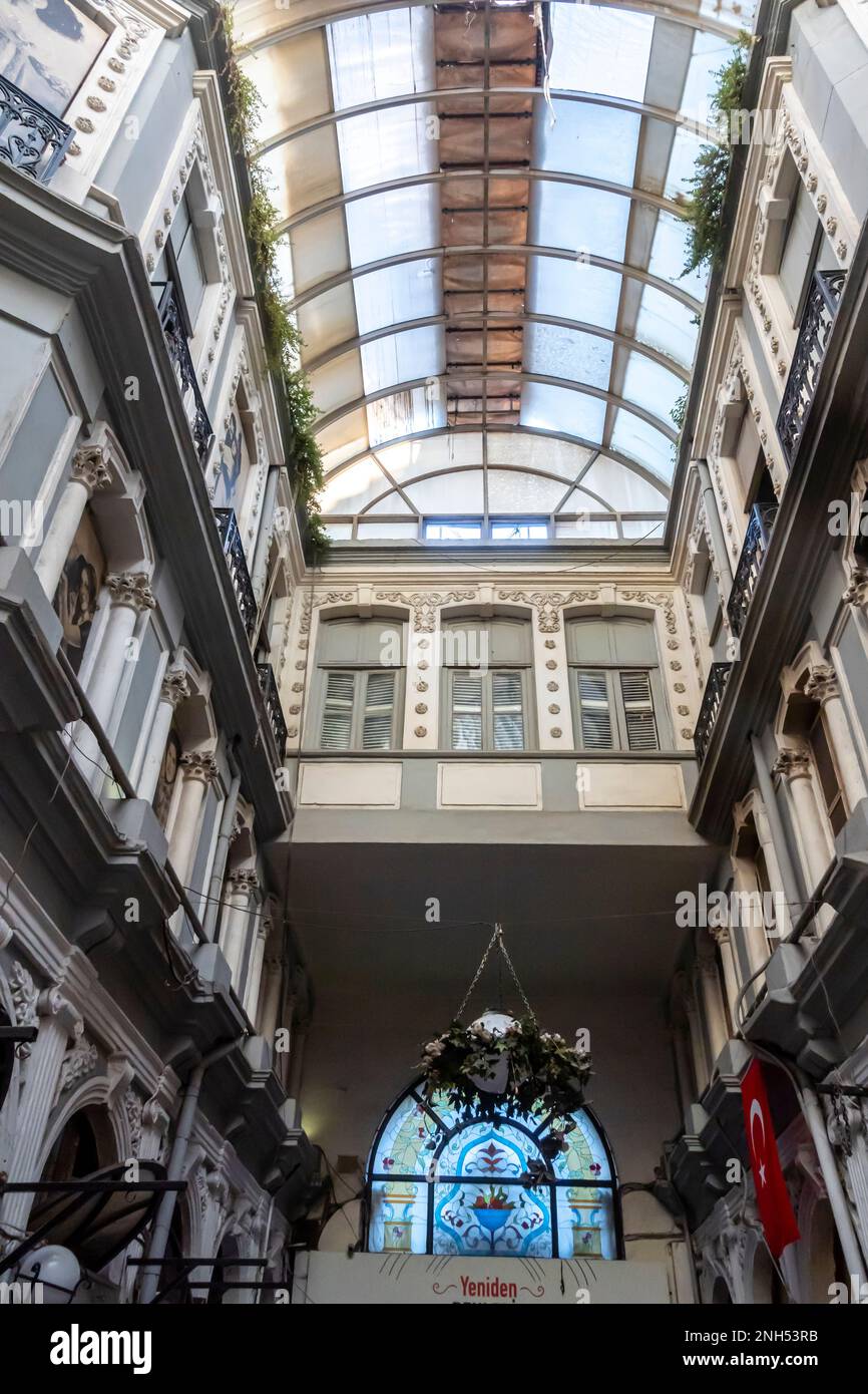 Pasajı Innenraum. Cité de Péra ist eine berühmte historische Passage auf der İstiklal Avenue im Beyoğlu-Viertel von Istanbul, Türkei. Stockfoto