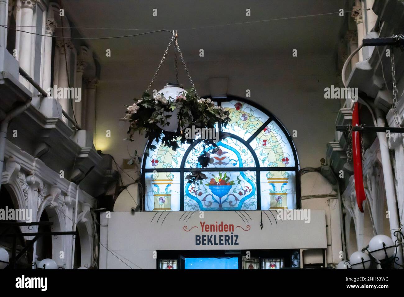 Pasajı Innenraum. Cité de Péra ist eine berühmte historische Passage auf der İstiklal Avenue im Beyoğlu-Viertel von Istanbul, Türkei. Stockfoto