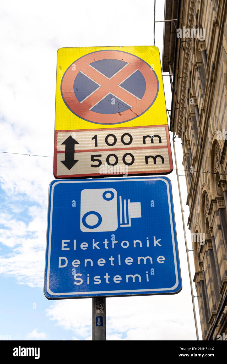 Straßenschild für elektronische Überwachung, Stopp nicht erlaubt, Schild Istanbul Türkei Stockfoto