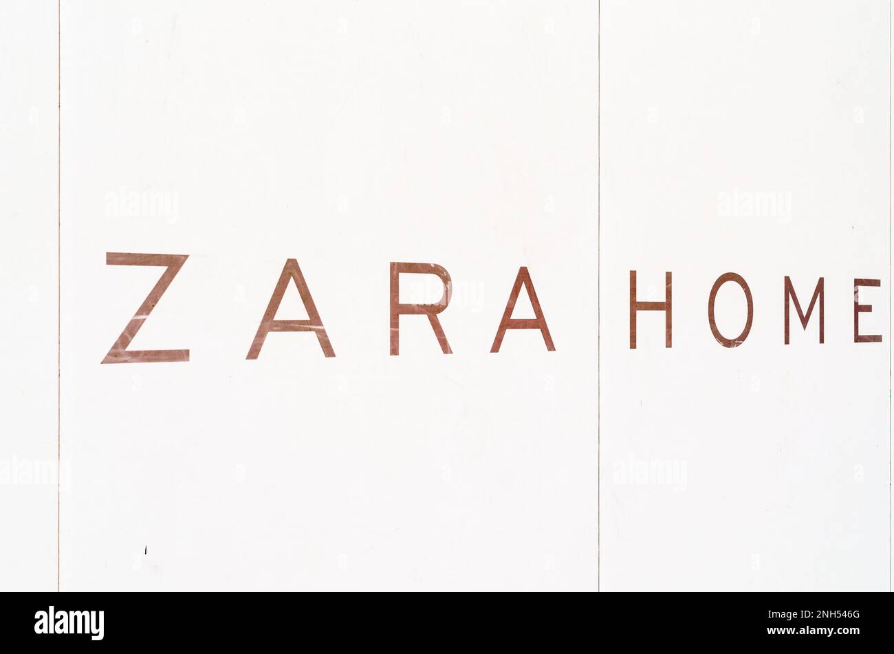 MARBELLA, SPANIEN - 11. OKTOBER 2021: Logo des Zara Home Store im Einkaufszentrum La Cañada in Marbella, Spanien. Zara Home ist ein Unternehmen, das dem S gehört Stockfoto