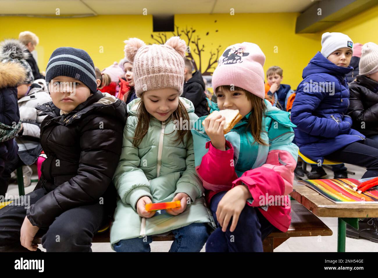 Nemishaieve, Ukraine. 20. Februar 2023. Schulkinder versammeln sich während einer Alarmsirene in der Schule in einem Heim. Nemishaieve ist eine Stadt in der Nähe von Bucha, die im März 2022 von russischen Streitkräften besetzt wurde und in der die Russen viele Minen und andere Sprengstoffe zurückgelassen haben, die noch nicht gefunden wurden. Kredit: SOPA Images Limited/Alamy Live News Stockfoto