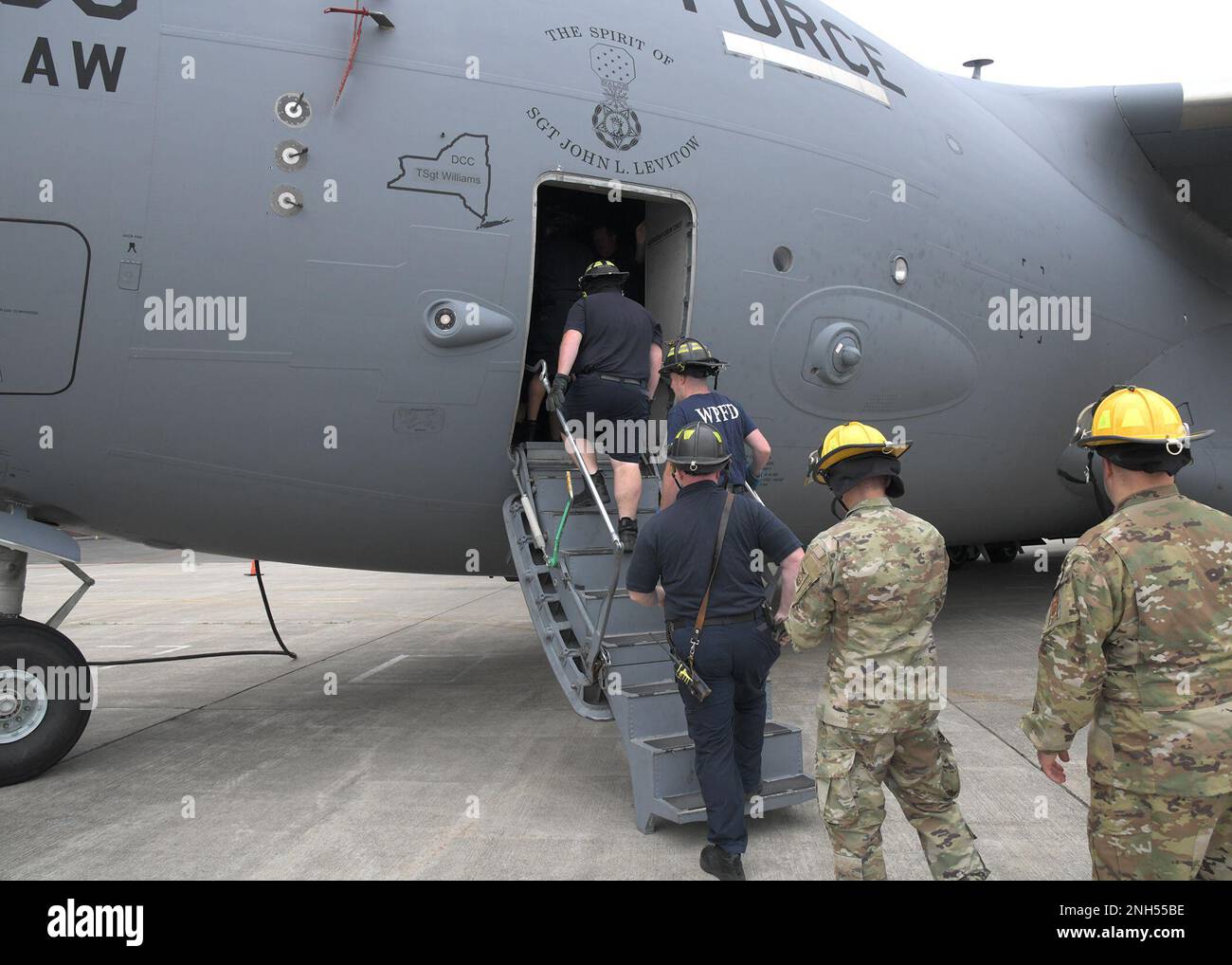 Flieger der 105. Airlift Wing Feuerwehr und Feuerwehrleute der West Point Feuerwehr gehen an Bord eines C-17 Globemaster in Stewart Air National Guard Base, New York, 21. Juni 2022. Stockfoto