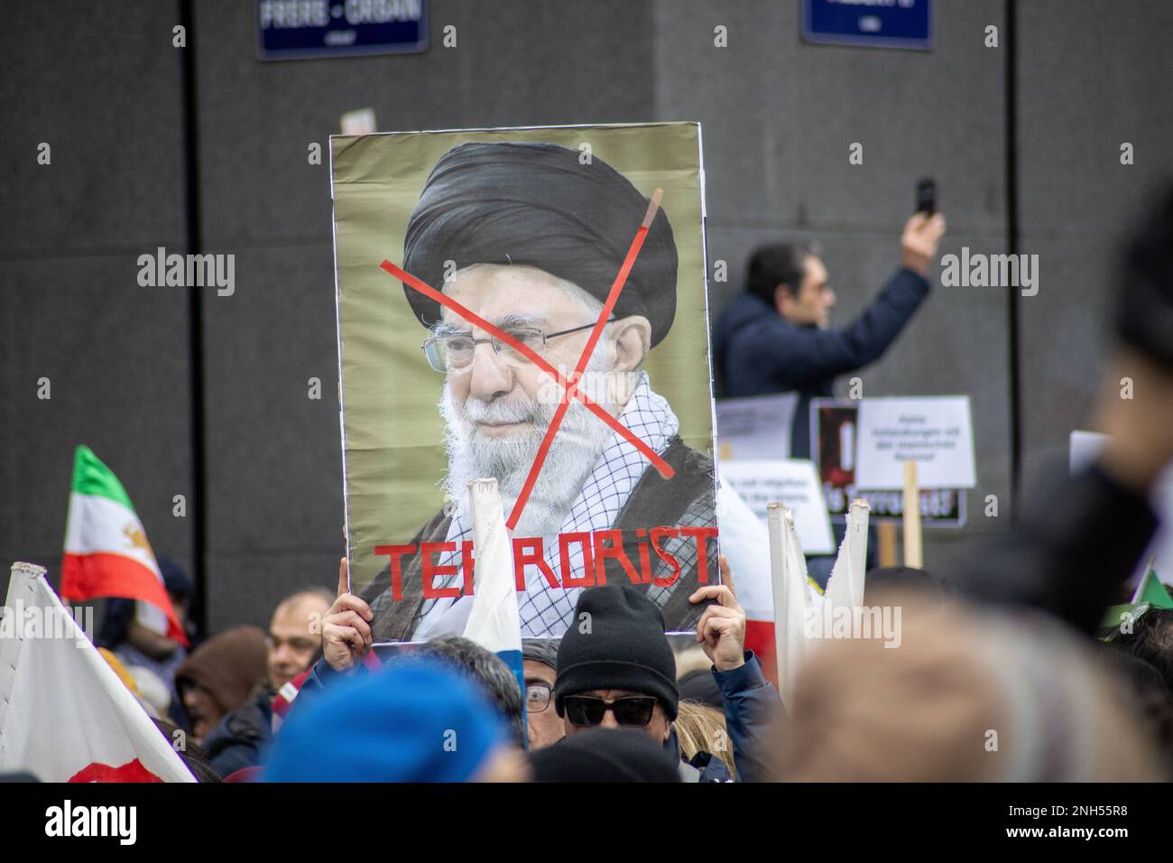 Brüssel, Belgien - 20. Februar 2023: Während der Tagung des EU-Parlaments in Brüssel haben sich Zehntausende iranischer Diaspora versammelt, die regimefeindliche Oppositionsgruppen vertreten. Die riesige Menschenmenge erstreckt sich so weit das Auge reicht und füllt die Straßen, die zum parlamentsgebäude führen. Die Demonstranten halten hauptsächlich Bilder von Mahsa Amini, Reza Pahlavi und den jüngsten Opfern der Gewalt des Regimes. Sie schwenken auch mit der Shir-o-Khorshid-Flagge des Iran und rufen "Frau, Leben, Freiheit" und "Demokratie für den Iran". Kredit: Sinai Noor/Alamy Live News Stockfoto