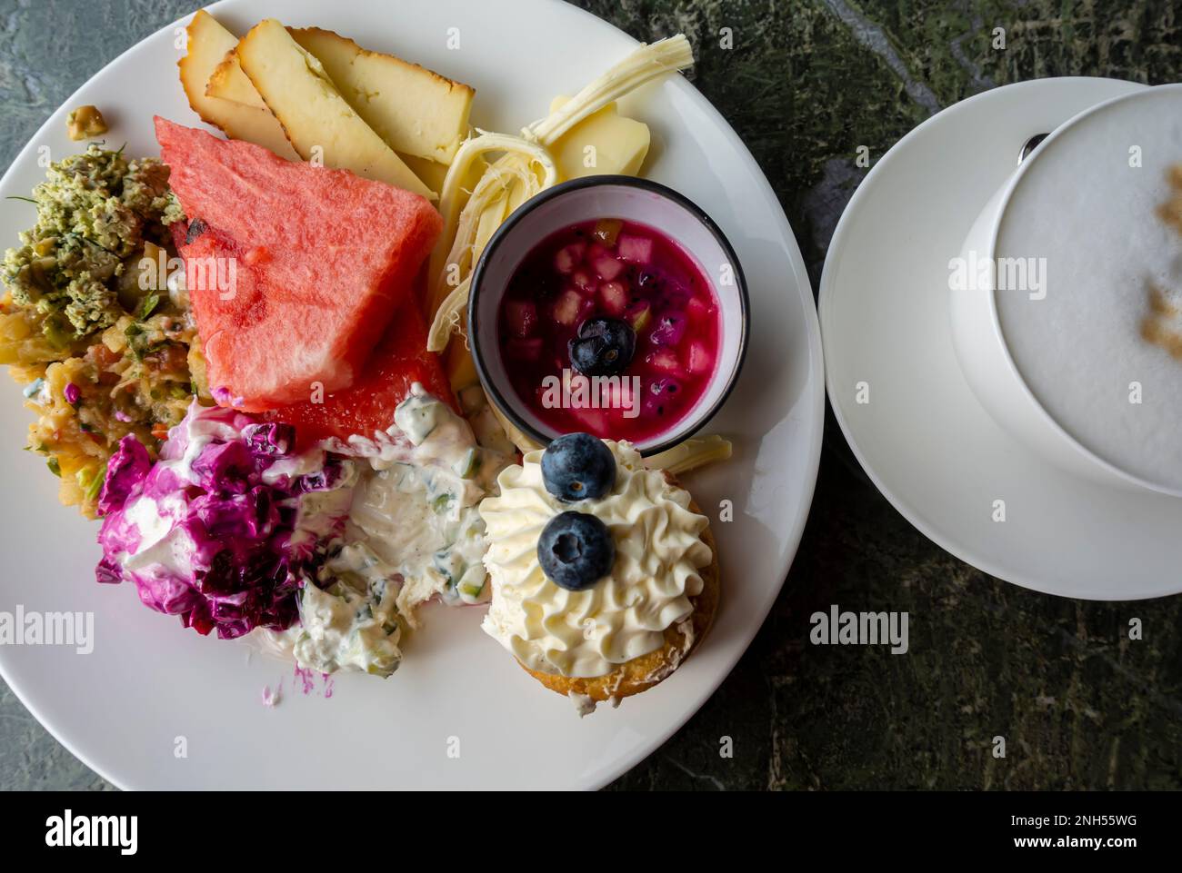 Dessertteller - Frühstück im Dining JW Marriott Istanbul Bosporus Hotel Stockfoto