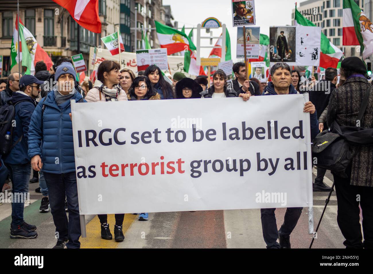 Brüssel, Belgien - 20. Februar 2023: Während der Tagung des EU-Parlaments in Brüssel haben sich Zehntausende iranischer Diaspora versammelt, die regimefeindliche Oppositionsgruppen vertreten. Die riesige Menschenmenge erstreckt sich so weit das Auge reicht und füllt die Straßen, die zum parlamentsgebäude führen. Die Demonstranten halten hauptsächlich Bilder von Mahsa Amini, Reza Pahlavi und den jüngsten Opfern der Gewalt des Regimes. Sie schwenken auch mit der Shir-o-Khorshid-Flagge des Iran und rufen "Frau, Leben, Freiheit" und "Demokratie für den Iran". Kredit: Sinai Noor/Alamy Live News Stockfoto