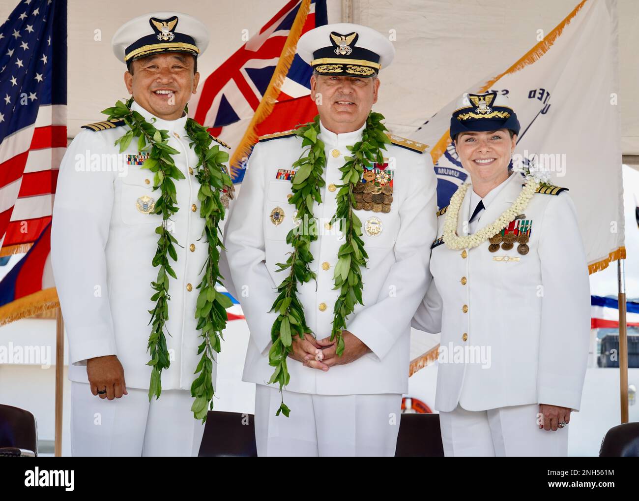 Capt. Avanni (links), Capt. Kirksey (rechts) und Rear ADM. Michael Day (Mitte) posieren für ein Bild während einer Zeremonie zum Kommandowechsel auf der Küstenwache in Honolulu, 21. Juni 2022. Avanni beginnt seine Karriere als stellvertretender Kommandeur der Küstenwache im Distrikt 8 fortzusetzen. Stockfoto