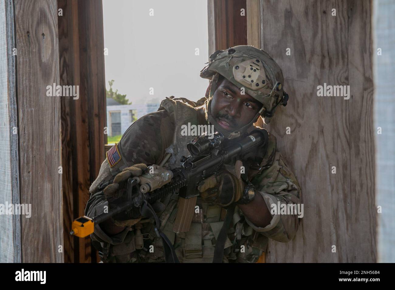 USA Army Georgia Army National Guard Soldier, SPC. Miles Murrell, Infanterist der Alpha Company mit Sitz in Lawrenceville, 1. Bataillon, 121. Infanterie-Regiment, zieht Sicherheitskräfte nach Räumung eines Gebäudes ab, während er während der Exportable Combat Training Übung in Fort Stewart, Georgia, am 21. Juni 2022 ein urbanes Angriffstraining durchführt. XCTC ist die USA Das Rekordprogramm der Nationalgarde der Armee, das es Brigaden-Kampfteams ermöglicht, die ausgebildete Platoon-Bereitschaft zu erreichen, die notwendig ist, um weltweit zu entsenden, zu kämpfen und Schlachten zu gewinnen. Die XCTC-Übung wird etwa 4.400 Mitarbeiter der Brigade umfassen Stockfoto