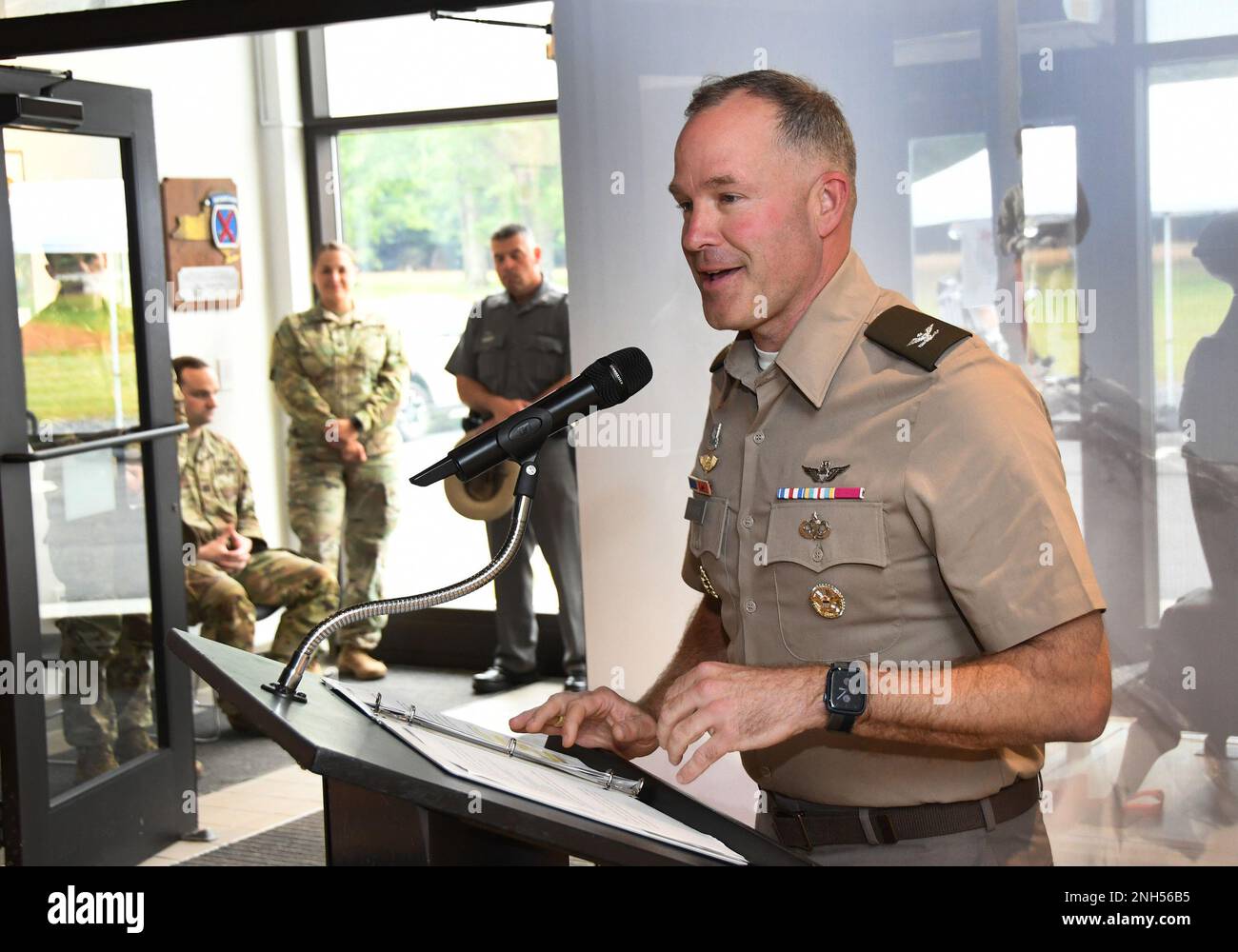 Oberst Matthew Braman, stellvertretender Befehlshaber der 10. Mountain Division (LI) zur Unterstützung, spricht als Gastredner für die Wiedereröffnung der 10. Mountain Division und des Fort Drum Museums am 21. Juni. (Foto von Glenn Wagner, Fort Drum Visual Information) Stockfoto
