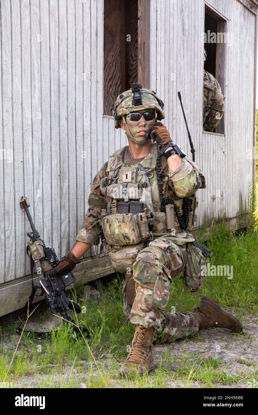 USA Army Georgia National Guard 1. LT., Timothy Youngs, Platoonführer der Alpha Company mit Sitz in Lawrenceville, 1. Bataillon, 121. Infanterie-Regiment, 48. Infanterie-Brigade-Kampfteam, erhielt die Munition, Bericht über Opfer und Ausrüstung (ACE) von seinen Truppenführern, nachdem er das Ziel während des Urban Attack Trainings bei Exportable Combat Training Capabilities Exercise in Fort Stewart, Georgia, 21. Juni 2022 durchlaufen hat. XCTC ist die USA Das Rekordprogramm der Nationalgarde der Armee, das es Brigaden-Kampfteams ermöglicht, die ausgebildete Platoon-Bereitschaft zu erreichen, die für Dislozierung, Kampf und Sieg erforderlich ist Stockfoto