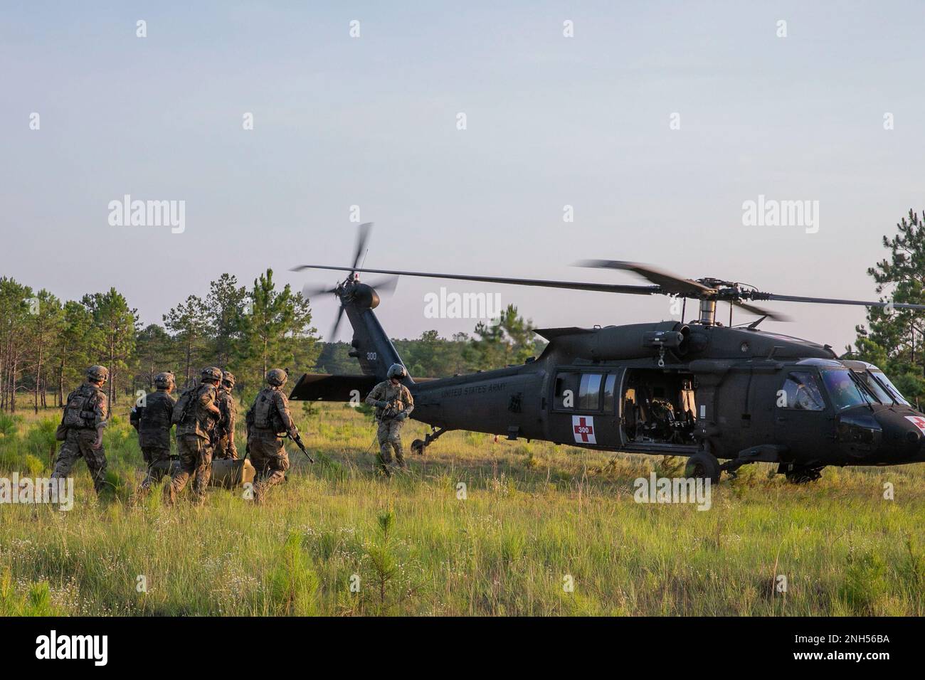 USA Army Georgia Army National Guard Soldaten mit der Alpha Company mit Sitz in Lawrenceville, 1. Bataillon, 121. Infanterie-Regiment, üben, einen Verletzten zu einem UH-60 Black Hawk Helikopter zu transportieren, während der Exportable Combat Training Capability Übung in Fort Stewart, Georgia, 21. Juni 2022. XCTC ist die USA Das Rekordprogramm der Nationalgarde der Armee, das es Brigaden-Kampfteams ermöglicht, die ausgebildete Platoon-Bereitschaft zu erreichen, die notwendig ist, um weltweit zu entsenden, zu kämpfen und Schlachten zu gewinnen. An der XCTC-Übung werden etwa 4.400 Brigademitglieder aus ganz Georgien teilnehmen. USA Armee p Stockfoto