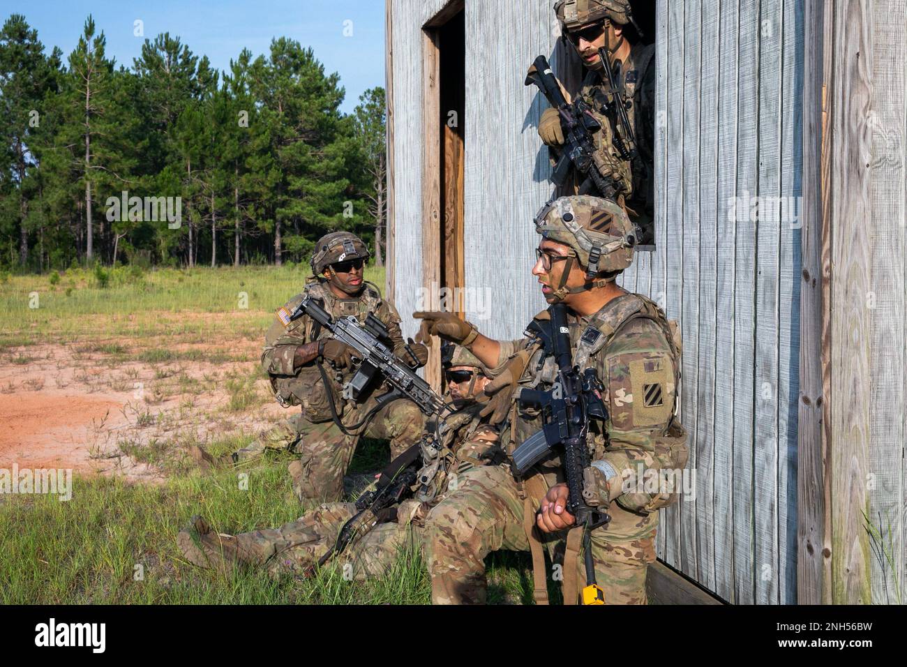USA Armee Georgia National Guard Soldaten der Lawrenceville Alpha Company, 1. Bataillon, 121. Infanterie-Regiment, führen städtisches Angriffstraining während der Exportable Combat Training Capabilities Übung in Fort Stewart, Georgia, am 21. Juni 2022 durch. XCTC ist die USA Das Rekordprogramm der Nationalgarde der Armee, das es Brigaden-Kampfteams ermöglicht, die ausgebildete Platoon-Bereitschaft zu erreichen, die notwendig ist, um weltweit zu entsenden, zu kämpfen und Schlachten zu gewinnen. An der XCTC-Übung werden etwa 4.400 Brigademitglieder aus ganz Georgien teilnehmen. USA Militärfoto von Sergeant Tori Miller. Stockfoto