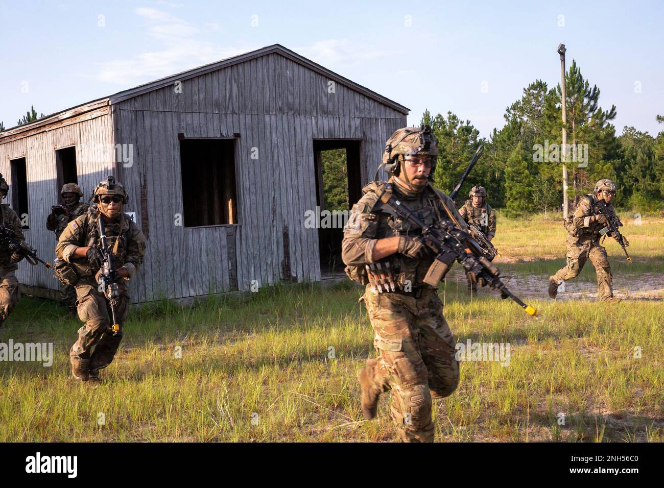 USA Armee Georgia National Guard Soldaten mit der Alpha Company mit Sitz in Lawrenceville, 1. Bataillon, 121. Infanterie-Regiment, bewegen sich zwischen freigegebenen Strukturen und führen städtisches Angriffstraining während der Exportable Combat Training Capability Übung in Fort Stewart, Georgia, 21. Juni 2022. XCTC ist die USA Das Rekordprogramm der Nationalgarde der Armee, das es Brigaden-Kampfteams ermöglicht, die ausgebildete Platoon-Bereitschaft zu erreichen, die notwendig ist, um weltweit zu entsenden, zu kämpfen und Schlachten zu gewinnen. An der XCTC-Übung werden etwa 4.400 Brigademitglieder aus ganz Georgien teilnehmen. USA A Stockfoto