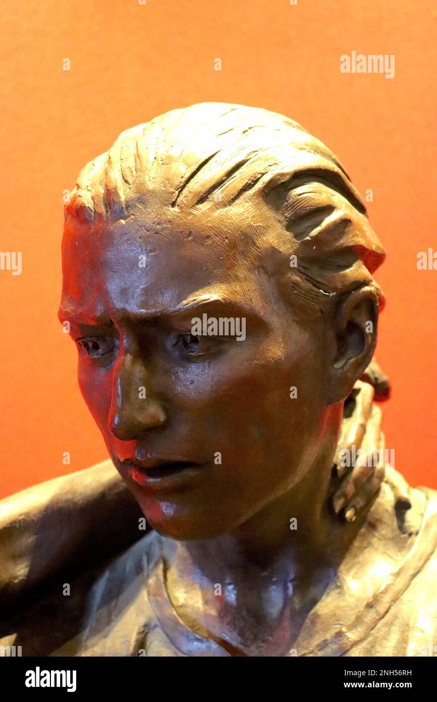 Nahaufnahme des männlichen Tänzers in Les Johnsons lebensgroßer Bronzeskulptur mit dem Titel „Tango“ vor Carmens Tanzlokal an Bord der Aurora. Stockfoto