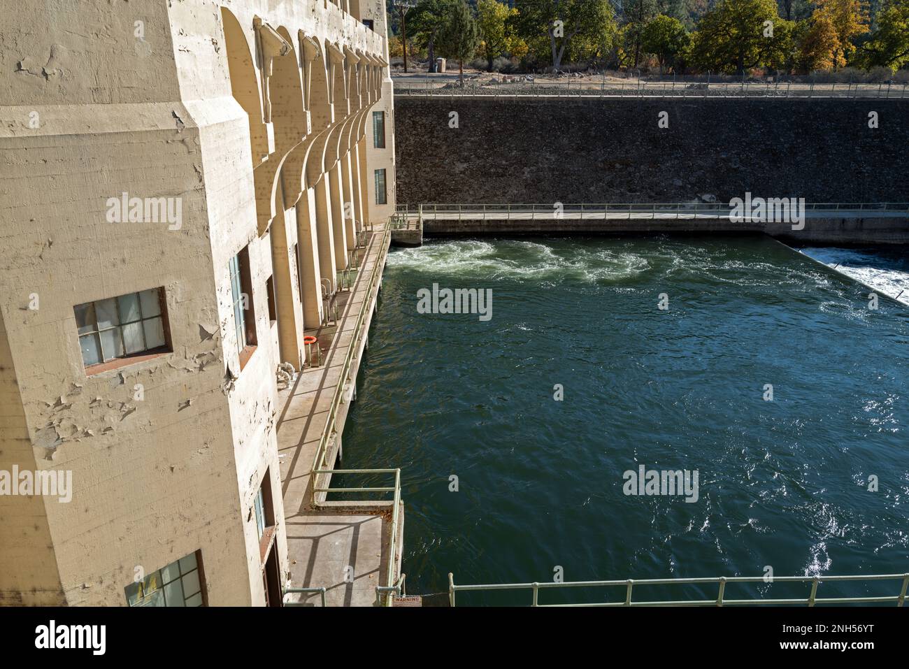 Der Staudamm Pit 1 und der Auslauf am Pit River, Kalifornien, USA Stockfoto