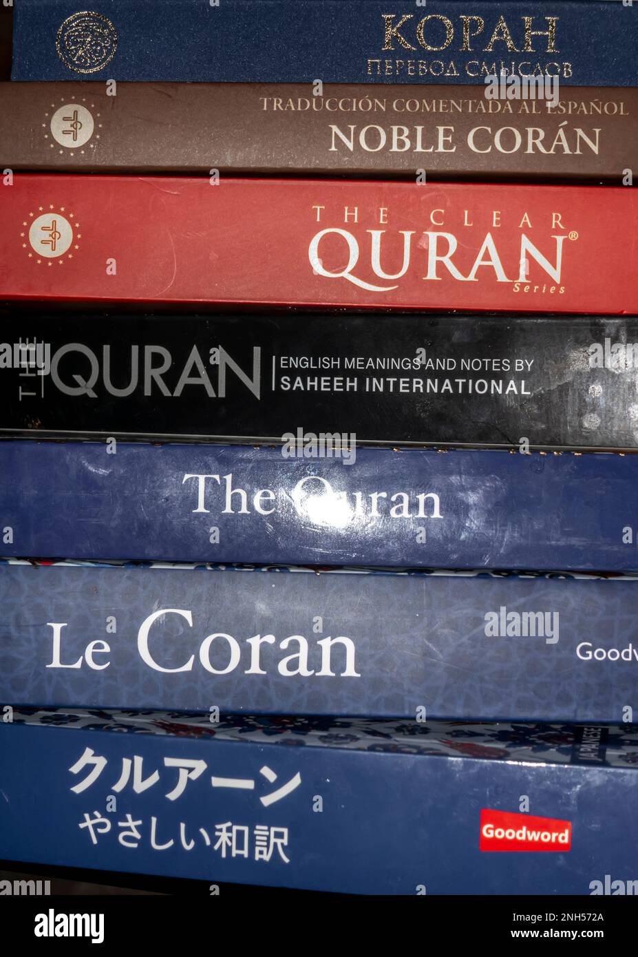 Koran, koranische Bücher in verschiedenen Sprachen in Stapeln. Stockfoto