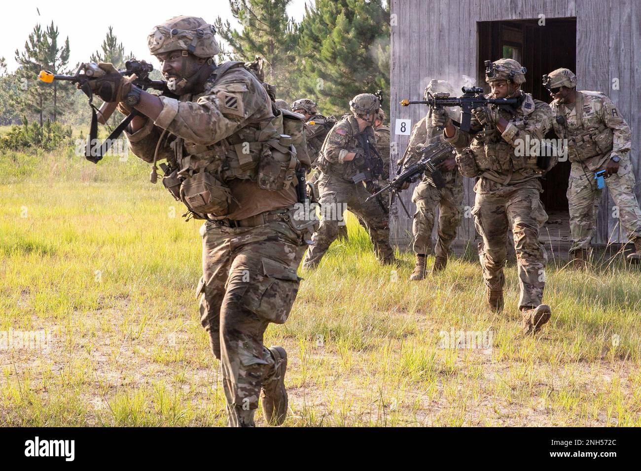 USA Army Georgia National Guard Infanteristen der Alpha Company mit Sitz in Lawrenceville, 1. Bataillon, 121. Infanterie-Regiment, führen städtisches Angriffstraining während der Exportable Combat Training Capability Übungen in Fort Stewart, Georgia, am 21. Juni 2022 durch. XCTC ist die USA Das Rekordprogramm der Nationalgarde der Armee, das es Brigaden-Kampfteams ermöglicht, die ausgebildete Platoon-Bereitschaft zu erreichen, die notwendig ist, um weltweit zu entsenden, zu kämpfen und Schlachten zu gewinnen. An der XCTC-Übung werden etwa 4.400 Brigademitglieder aus ganz Georgien teilnehmen. USA Militärfoto von Sergeant Tori Miller. Stockfoto