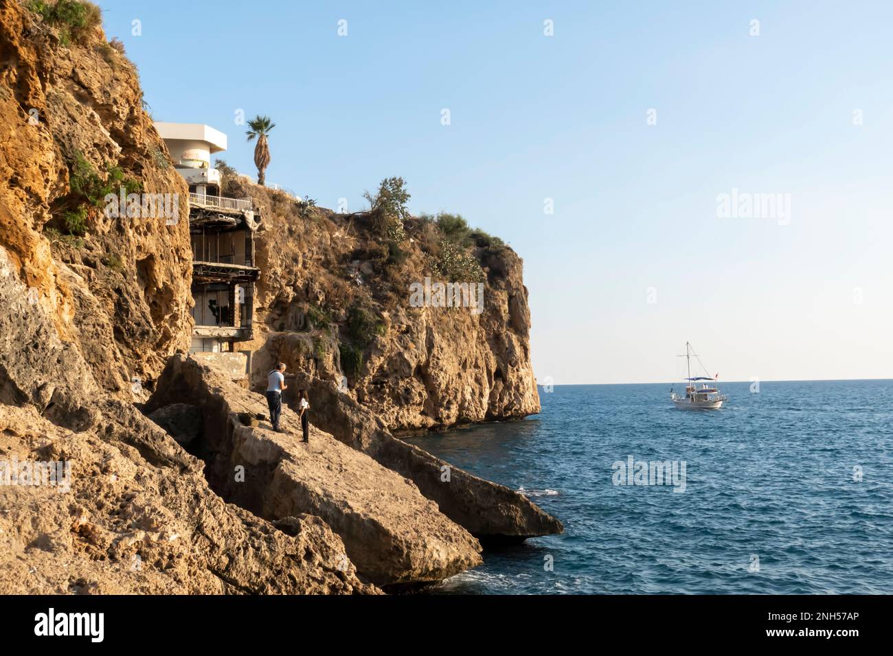 Antalya-Gehäuse und -Konstruktionen. Im Bau befindliches Haus in der Klippe am Ufer der Stadt Antalya Türkei Stockfoto