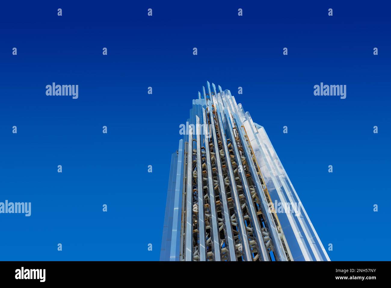 Garden Grove, Kalifornien, USA – 2. November 2022: Vom Crean Tower at Christ Cathedral, ehemals Crystal Cathedral in Garden Grove, Commeri, aus der Perspektive eines Engels Stockfoto