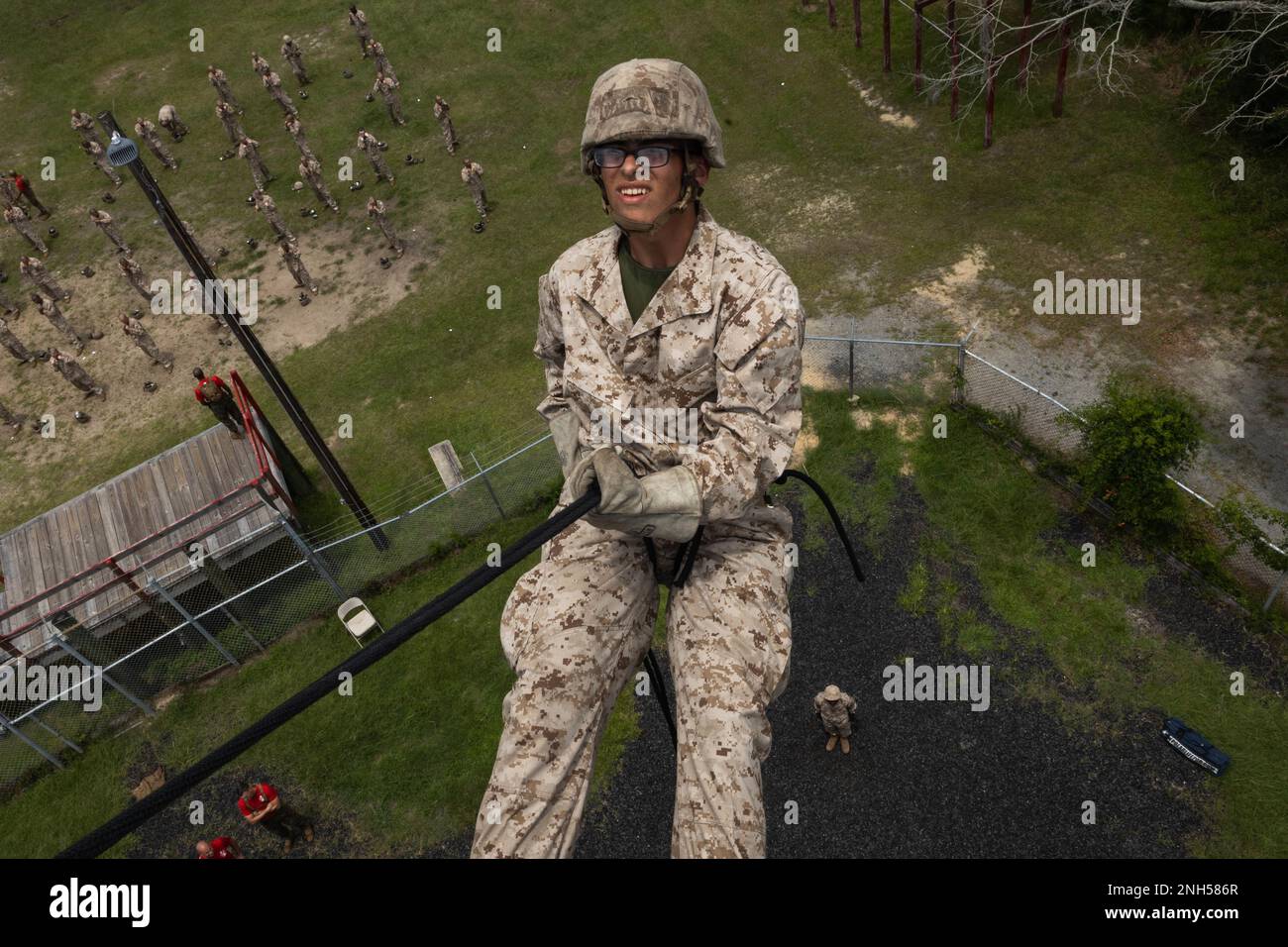 Ein Rekrut von Delta Company, 1. Rekrutierungs-Bataillon, bereitet sich darauf vor, den Abseilturm von Marine Corps Recruit Depot Parris Island S.C, 21. Juni 2022, herunterzugehen. Die Rekruten Seilen sich vom 47 Meter hohen Turm ab und tragen Sicherheitsgeschirr, Helm und Handschuhe, um Vertrauen zu gewinnen und Höhenangst zu überwinden. Stockfoto