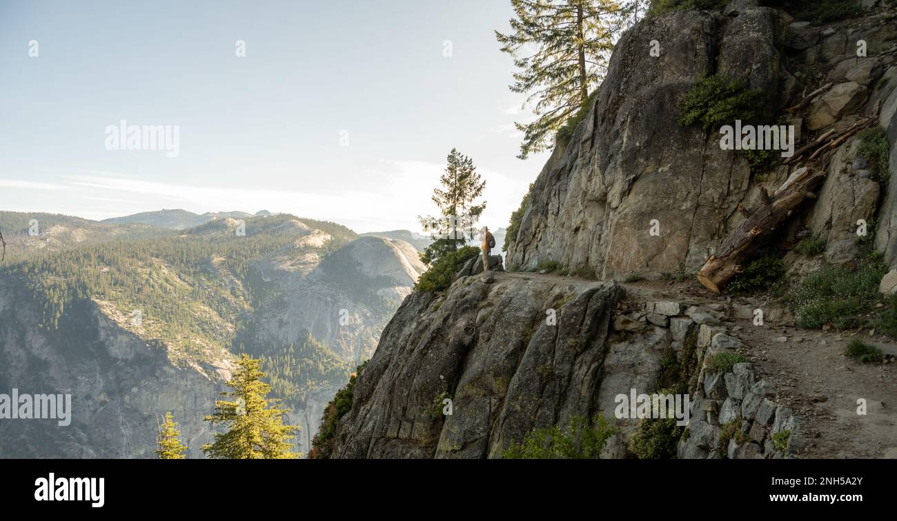 Wanderer machen einen Fotostopp auf dem malerischen Four Mile Trail in Yosemite Stockfoto