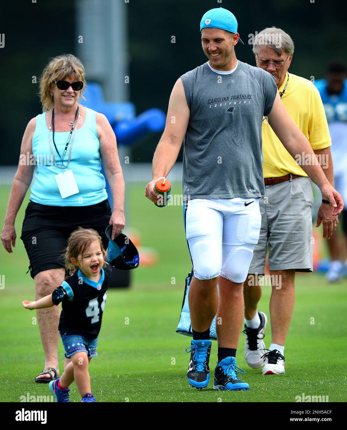 Spartanburg, USA. 08. Januar 2012. Auf diesem Aktenfoto, Carolina Panthers Long Snapper J.J. Jansen spritzt Wasser auf seine Tochter Sarah, nachdem sie am 28. Juli 2017 am Wofford College in Spartanburg, SC praktiziert hat. (Foto: Jeff Siner/Charlotte Observer/TNS/Sipa USA) Guthaben: SIPA USA/Alamy Live News Stockfoto