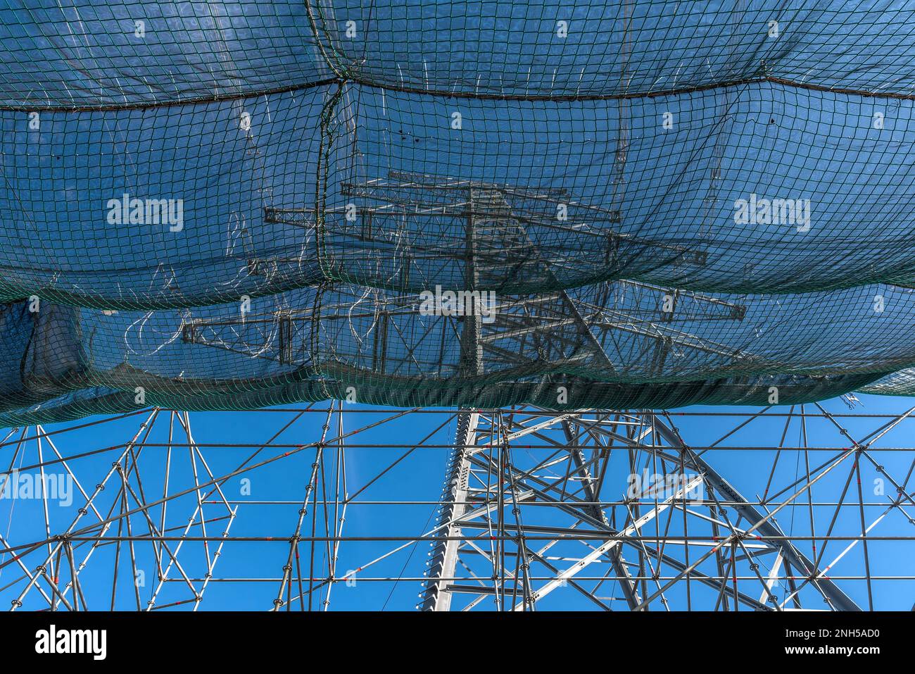 Ein neu installierter Hochspannungspylon mit einigen angeschlossenen Kabeln Stockfoto