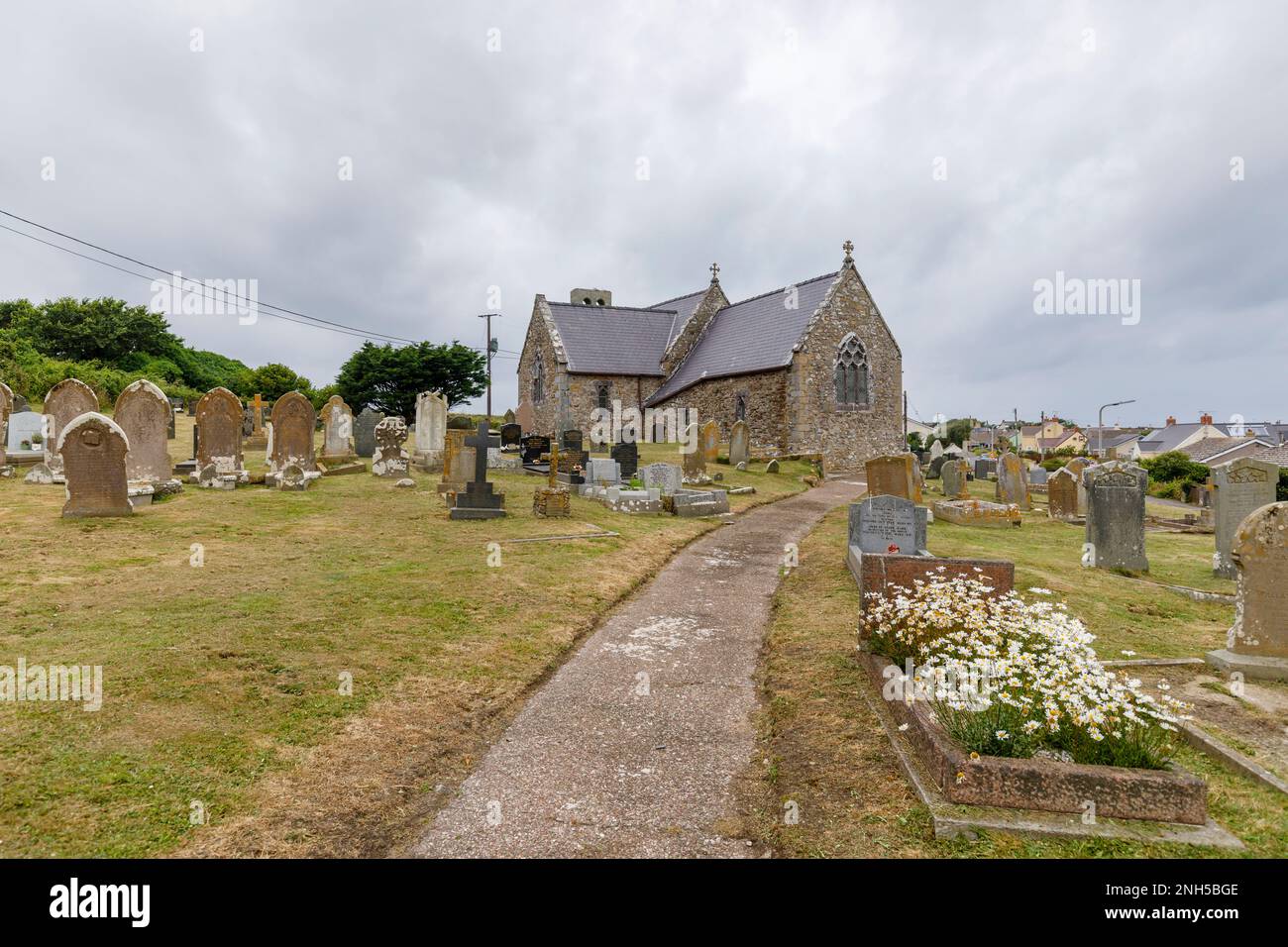 Die Kirche St. Peter der Fischer in Marloes, ein kleines Dorf auf der Halbinsel Marloes im Pembrokeshire Coast National Park, Westwales Stockfoto