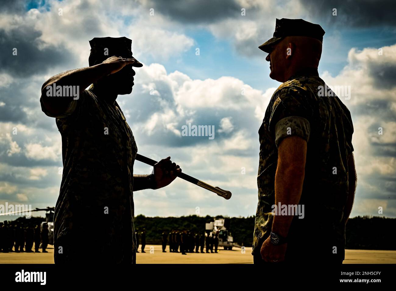 USA Marinekorps. Sg. Major William Singleton, Marine Aircraft Group 49, Sergeant Major, grüßt die USA Marinekorps. Oberst Russell Rybka, Befehlshaber der Marine Aircraft Group 49, während einer Abschiedsfeier am 17. Juli 2022 in Joint Base McGuire Dix Lakehurst, N.J. Die Erleichterung und Ernennung ist eine militärische Tradition, die eine formelle Übertragung von Autorität und Verantwortung für eine Einheit von einem leitenden, nicht kommissionierten Offizier auf eine andere darstellt. Die Mission von mag 49 besteht darin, Kampfgeschwader zu organisieren, auszubilden und auszurüsten, um die aktive Marine-Truppe zu verstärken Stockfoto