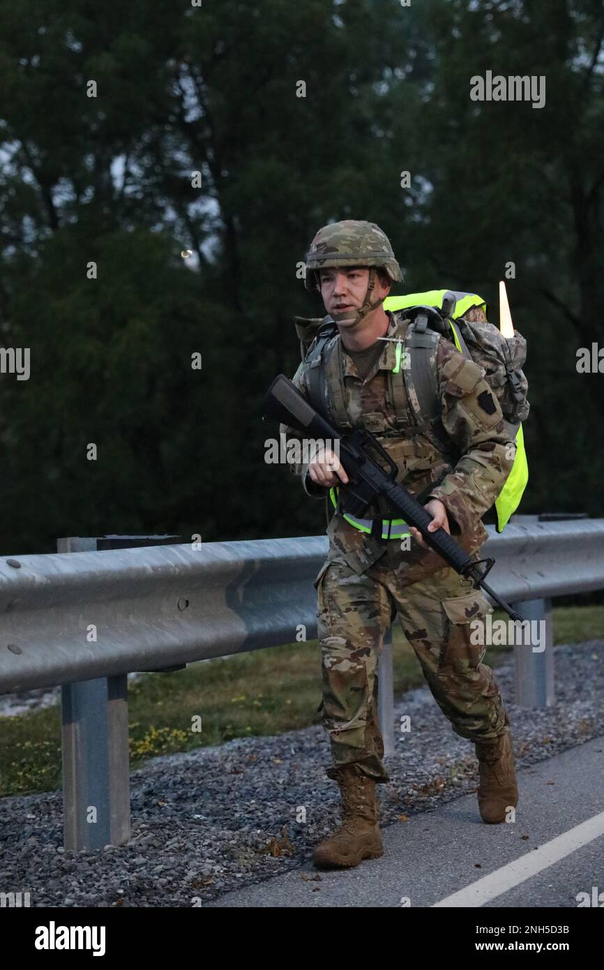 Als Kandidat für einen Offizier des 2.-166. Regiment Regional Training Institute des 1. Regiments hat er einen Rucksack mit 50 kg dabei, während er an einem 10K. märz in den frühen Morgenstunden in Fort Indiantown Gap, Pa, teilnimmt 17. Juli 2022. Der zeitgesteuerte Lkw ist eine Voraussetzung für DIE WOCS, um von Phase 1 in Phase 2 ihrer Schulung zu gelangen. Stockfoto