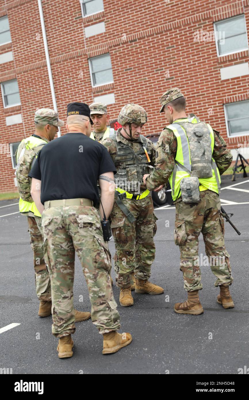 Kandidat für den Haftbefehl Jason Trerotola vom 2-166., Det 1 Regiment Regional Training Institute lässt sich seinen Rucksack abnehmen, nachdem er die 10K Ziellinie in Fort Indiantown Gap, Pa, überquert hat 17. Juli 2022. Treotola war der erste seiner Klassenkameraden, der den ruckmarsch absolvierte und es ihm ermöglichte, von Phase 1 zur Phase 2 seiner Kandidatur überzugehen. Stockfoto