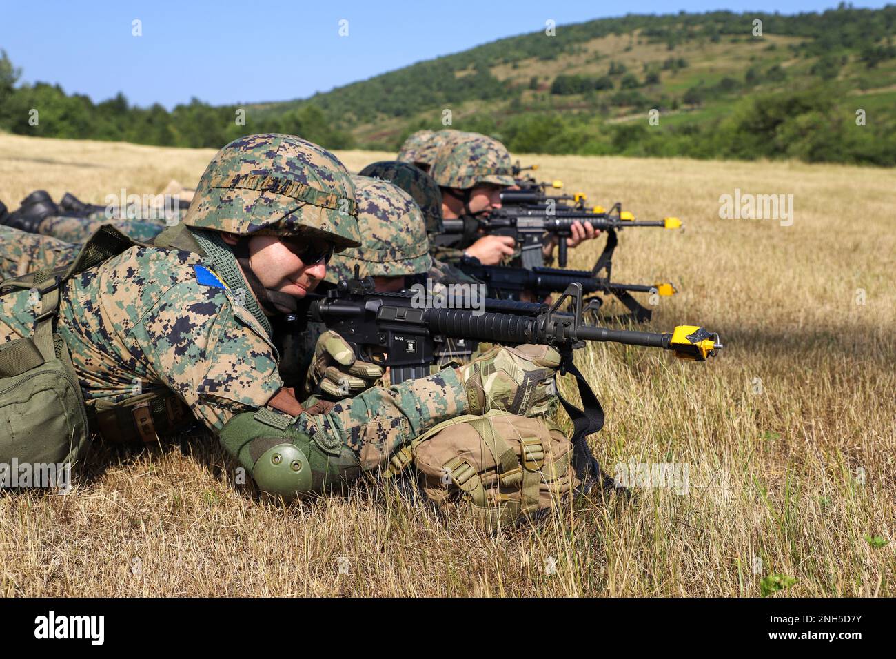 Mitglieder der Streitkräfte von Bosnien und Herzegowina bereiten sich darauf vor, am 16. Juli 2022 in Kasarna Manjaca, Dobrnja, Bosnien-Herzegowina, an Bord eines UH-60 Black Hawk zu gehen. Die Nationalgarde von Maryland feiert das 20-jährige staatliche Partnerschaftsprogramm mit den Streitkräften von Bosnien-Herzegowina. Mitglieder der medizinischen Einheit und des 1-169.-Luftfahrtregiments der Nationalgarde der Maryland Armee, trainiert neben Soldaten der 1. Staffel, des 91. Kavallerie-Regiments, der 173. Luftwaffe und der Streitkräfte von Bosnien-Herzegowina in Taktik, Luftfahrt, Medizin und nicht kommissionierter Offiziersentwicklung Stockfoto